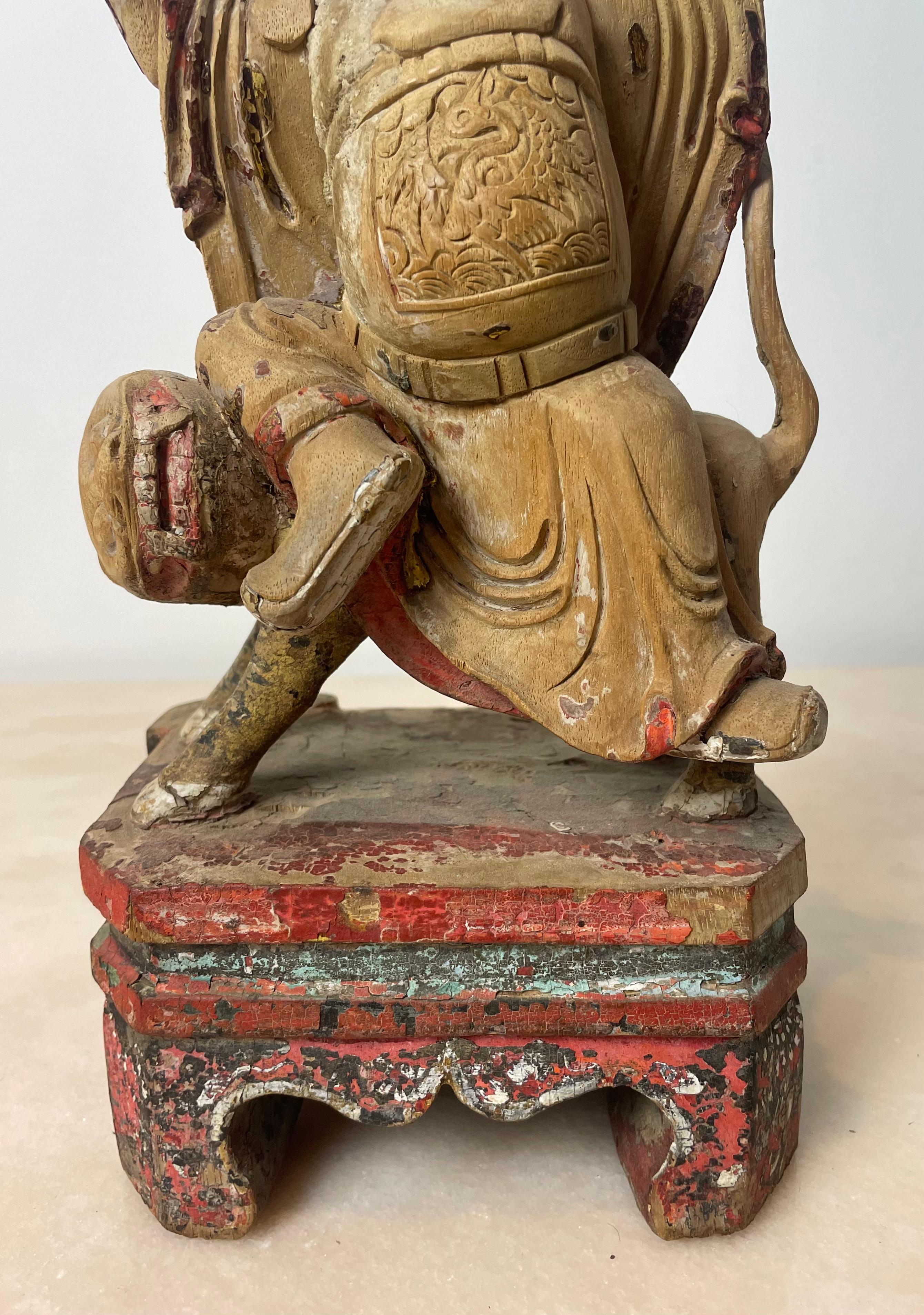 Carved wooden statuette of Guandi God of war & dog lion of Fo - China Ming 18th In Good Condition For Sale In Beuzevillette, FR