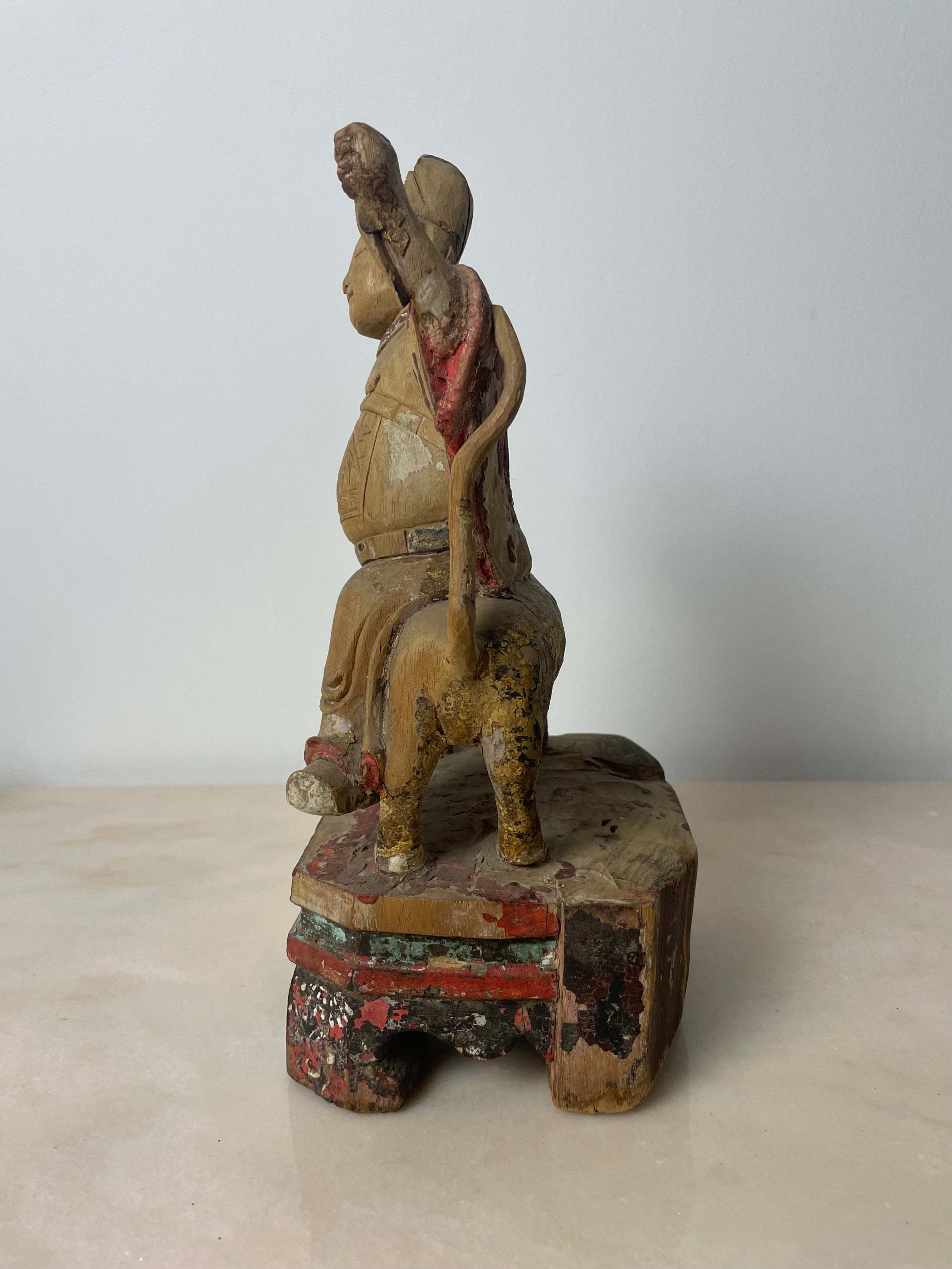 Wood Carved wooden statuette of Guandi God of war & dog lion of Fo - China Ming 18th For Sale