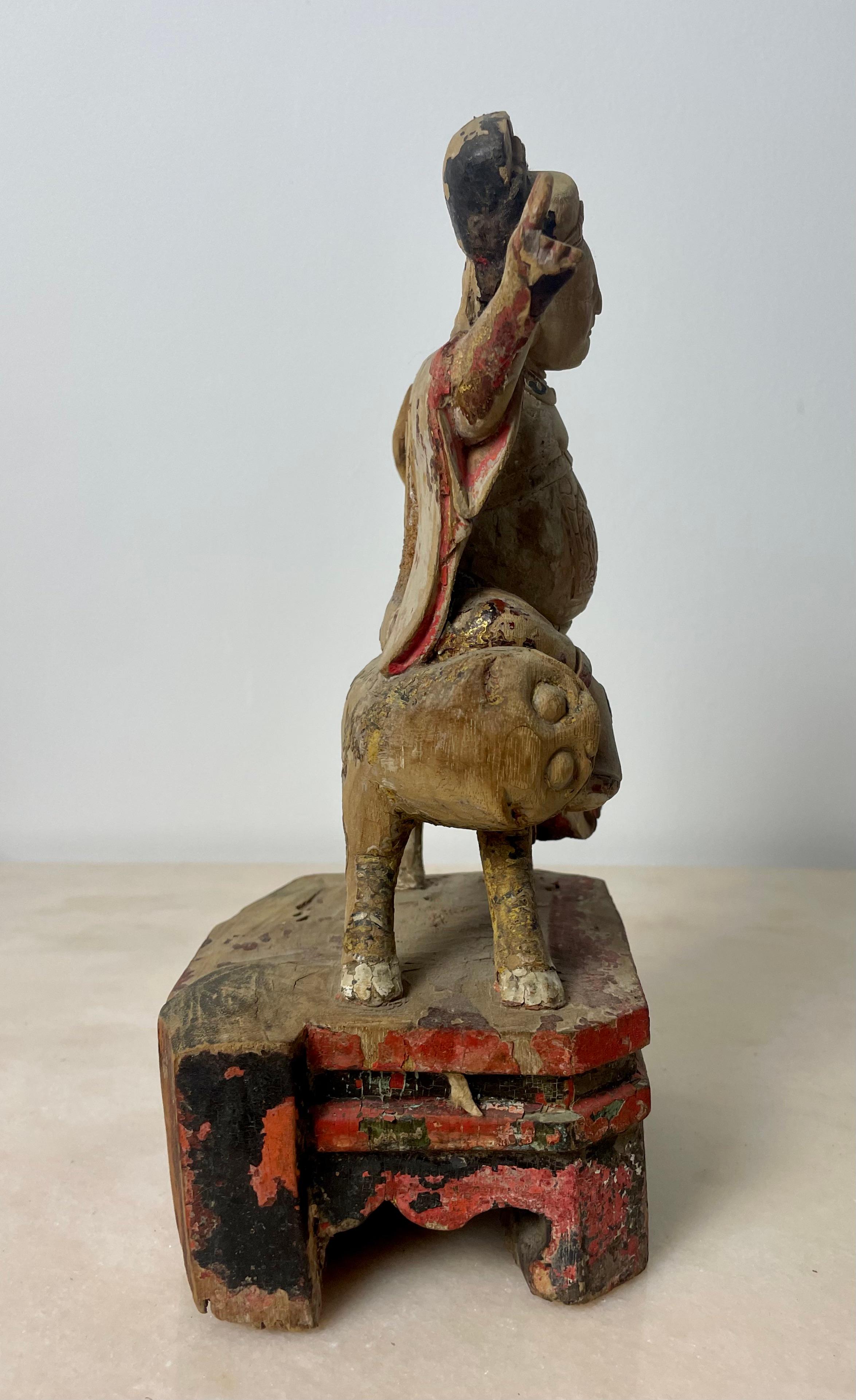 Carved wooden statuette of Guandi God of war & dog lion of Fo - China Ming 18th For Sale 1