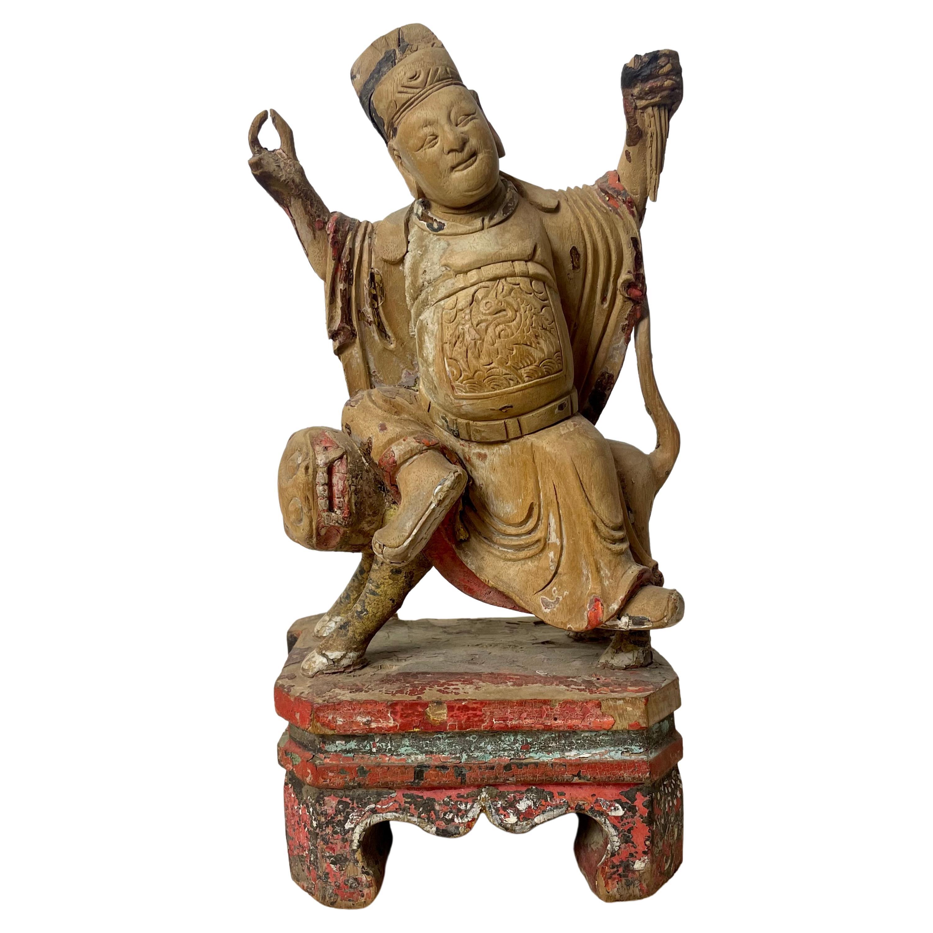 Carved wooden statuette of Guandi God of war & dog lion of Fo - China Ming 18th For Sale