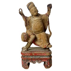Geschnitzte Holzstatuette des Guandi-Gott des Krieges und des Hundelöwen aus Fo – China Ming 18. Jahrhundert