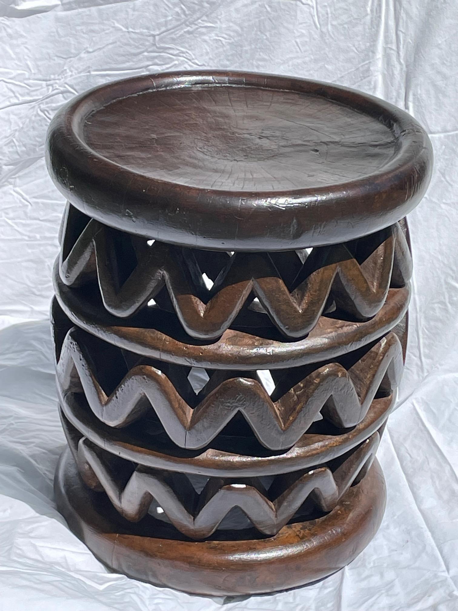 1950er Jahre Kamerun Afrika geschnitztes afrikanisches schwarzes Holz im traditionellen Zickzack-Design.
Kann auch als Couchtisch verwendet werden.
Kapokholz.
Kürzlich neu lackiert und poliert.