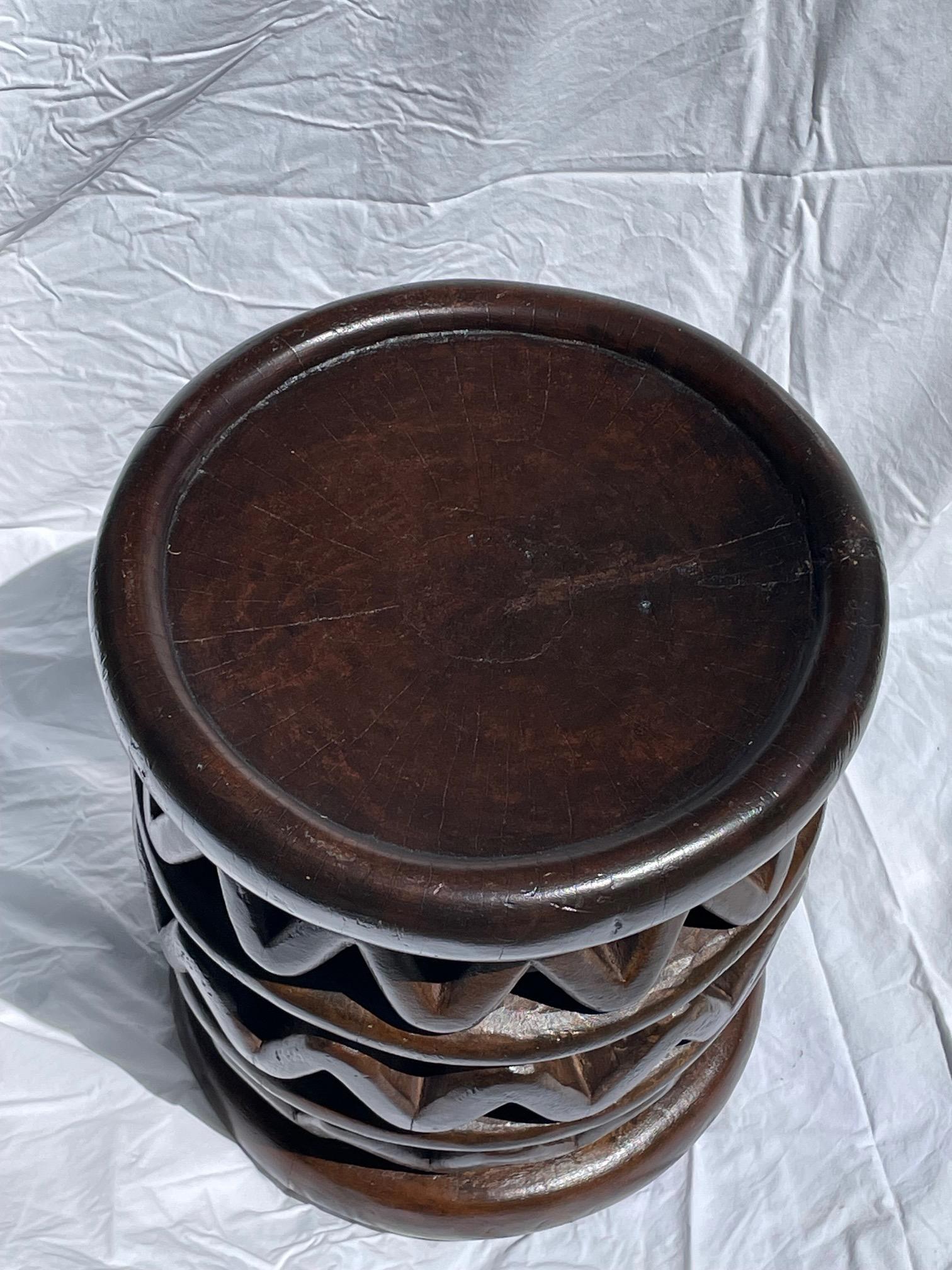 Geschnitzter Holzhocker, 1950er-Jahre, Afrika (Kamerunisch) im Angebot