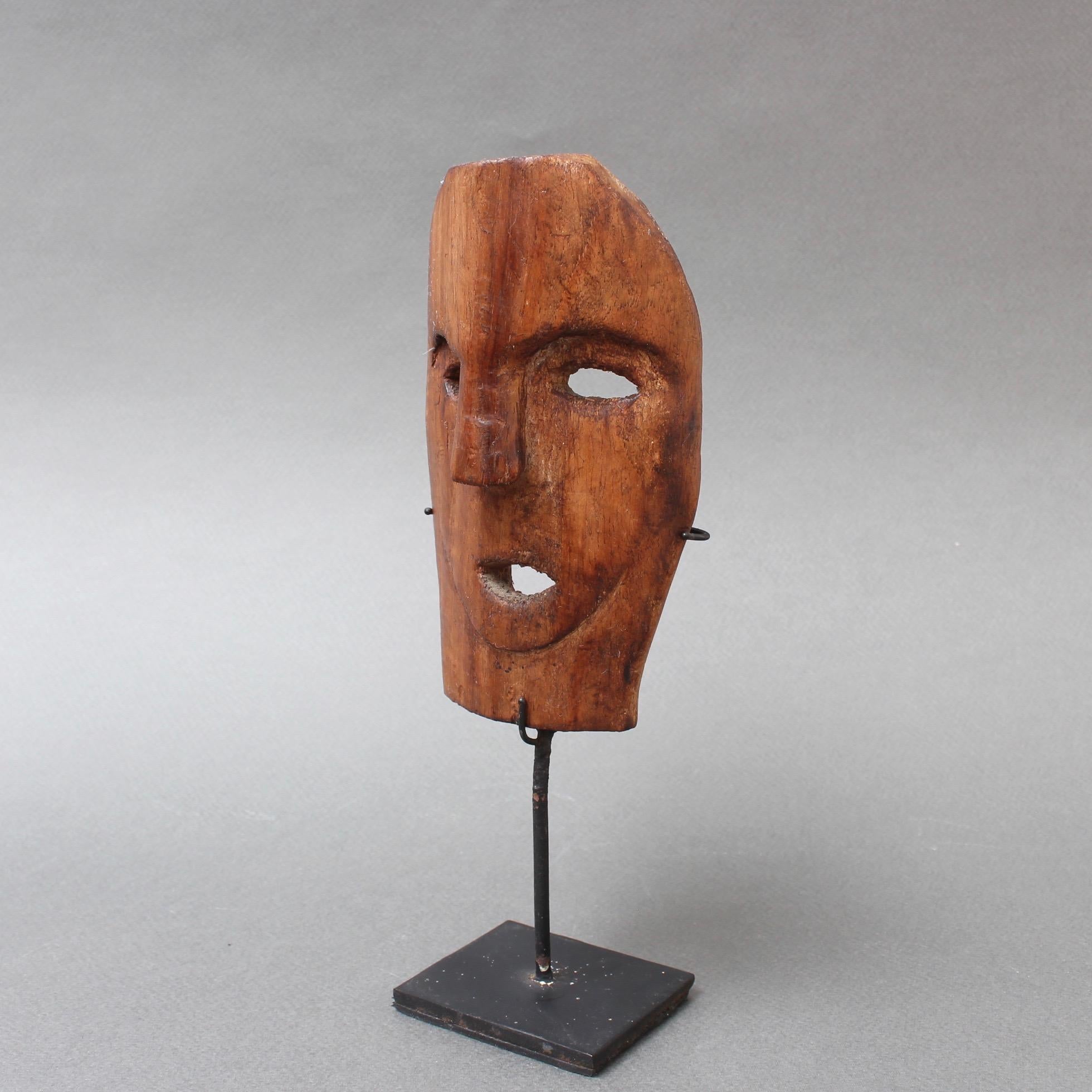 Traditionelle geschnitzte Holzmaske von der Insel Timor:: Indonesien:: ca. 1970er Jahre (Stammeskunst) im Angebot