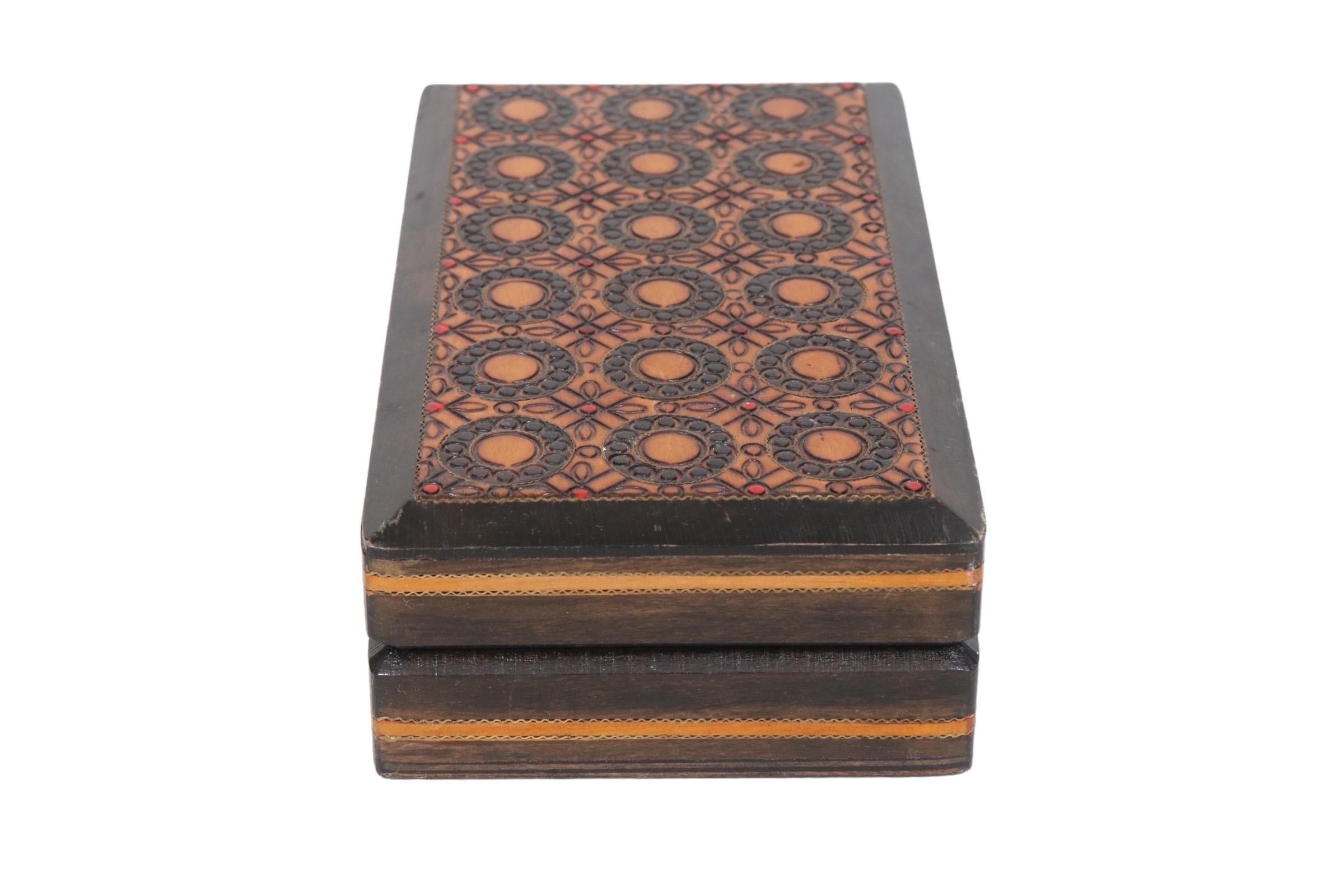 20ième siècle Boîte à bibelots en bois sculpté en vente