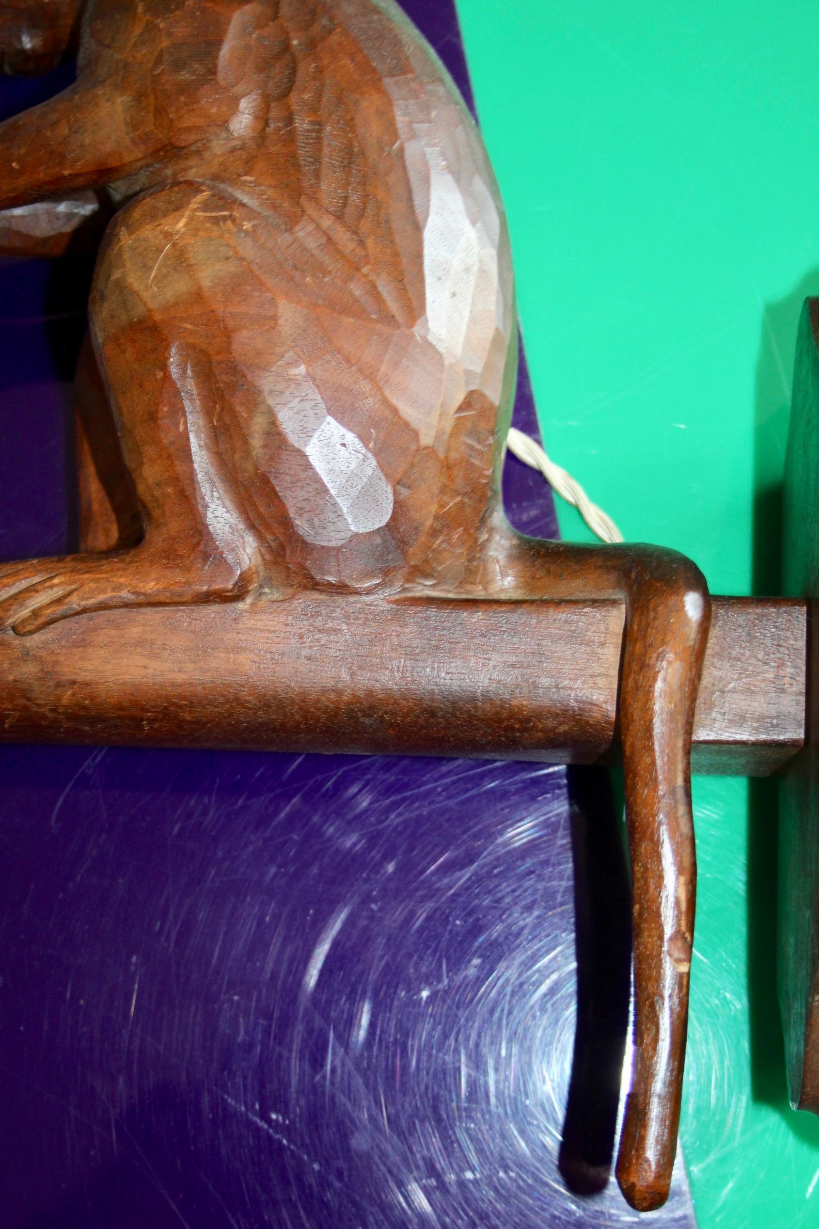 Legno applique in legno intagliato raffigurante una scimmia seduta in vendita