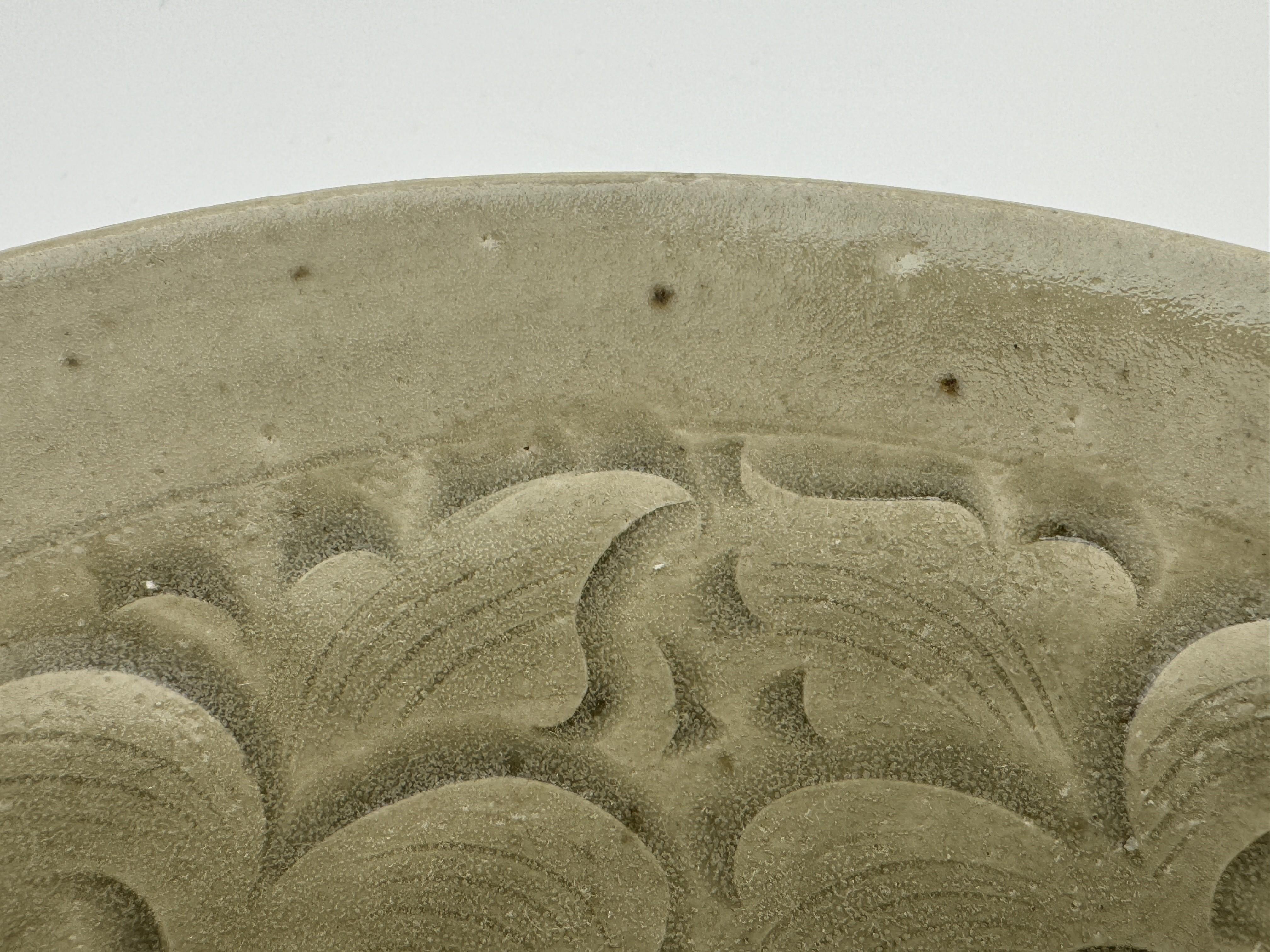 Geschnitzte 'Yaozhou' Schale aus glasiertem Celadon, Song Dynasty im Angebot 5