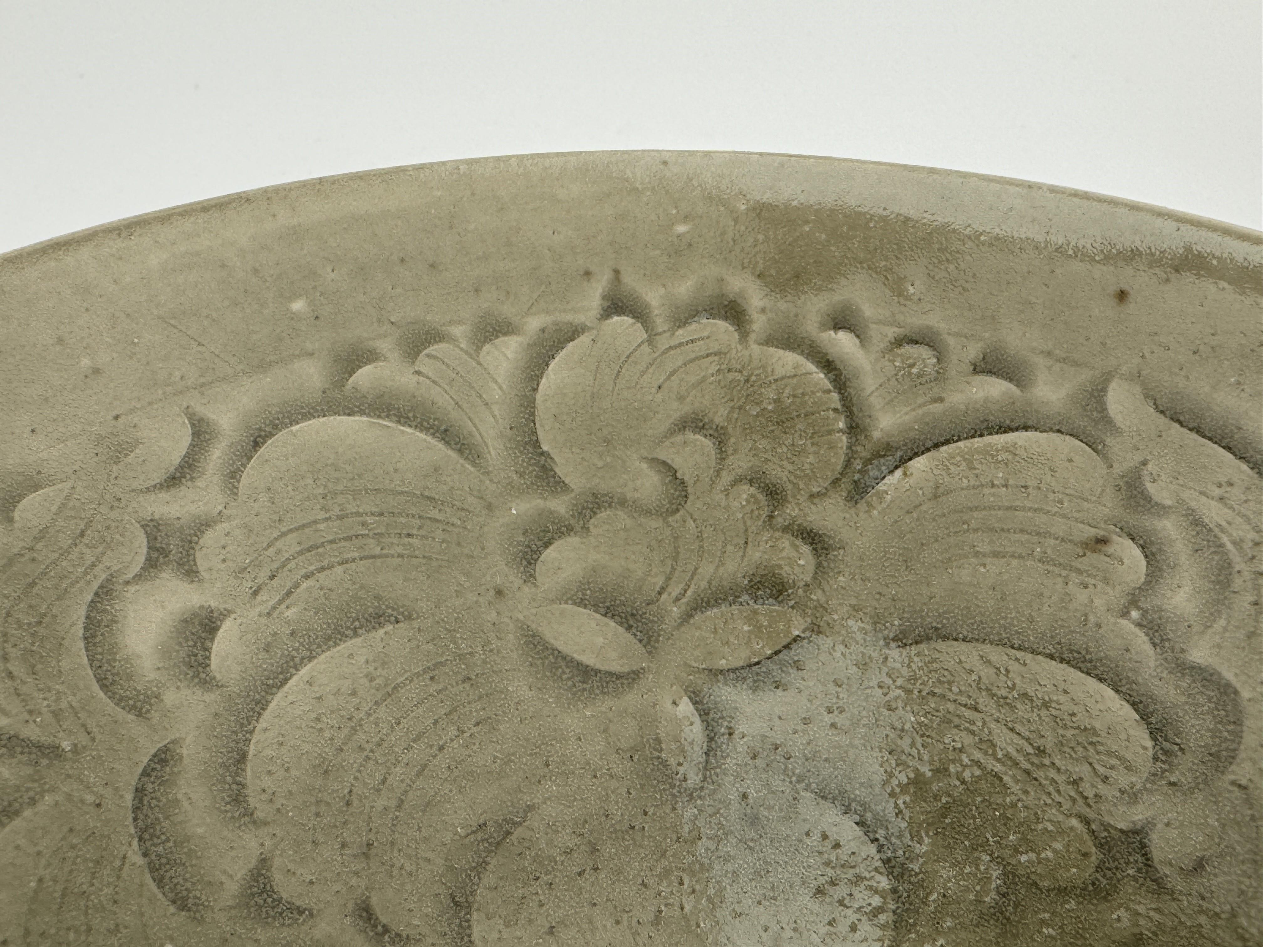 Geschnitzte 'Yaozhou' Schale aus glasiertem Celadon, Song Dynasty im Angebot 6