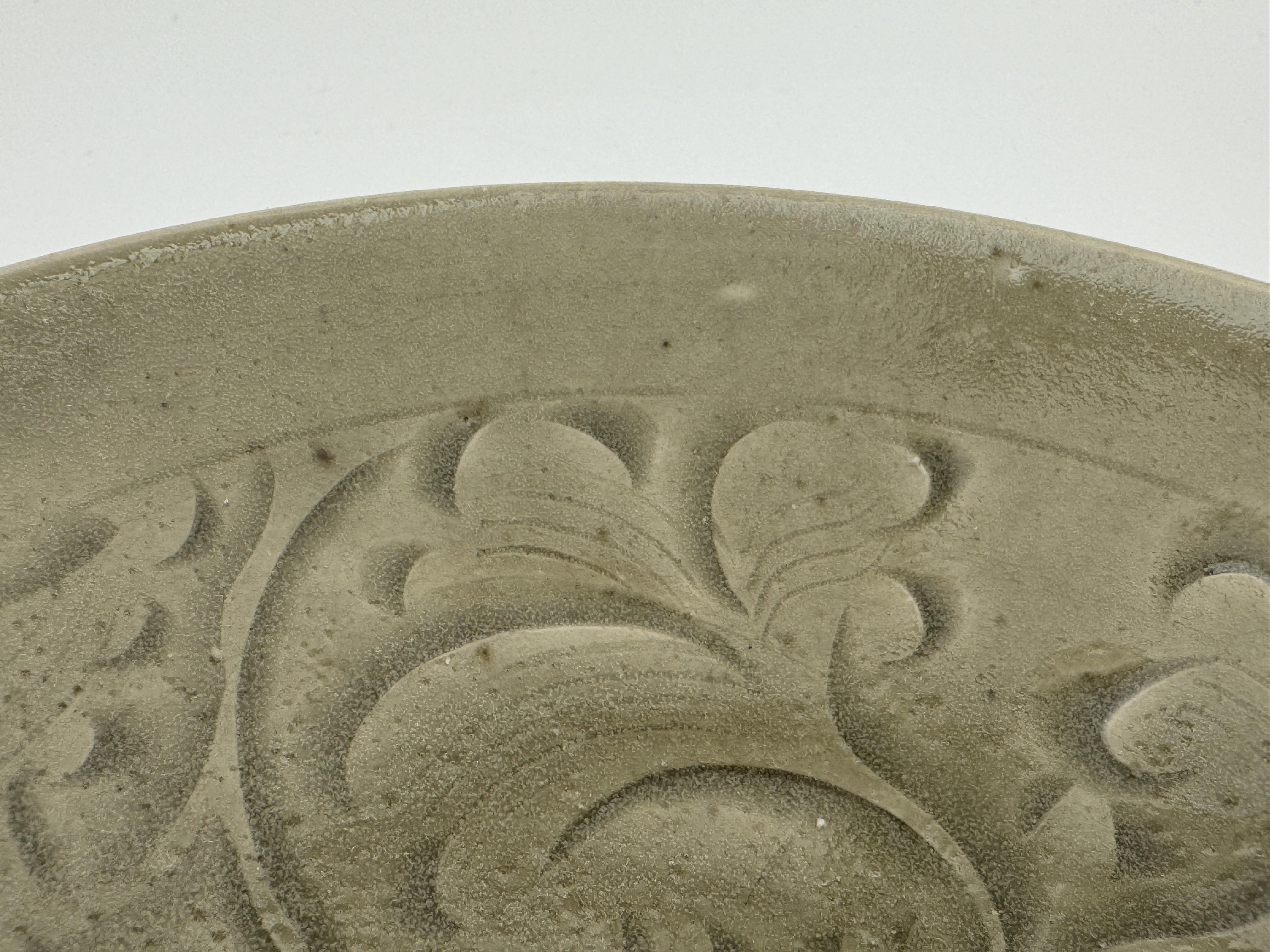 Geschnitzte 'Yaozhou' Schale aus glasiertem Celadon, Song Dynasty im Angebot 7