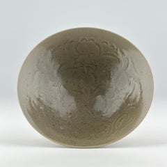 Geschnitzte 'Yaozhou' Schale aus glasiertem Celadon, Song Dynasty