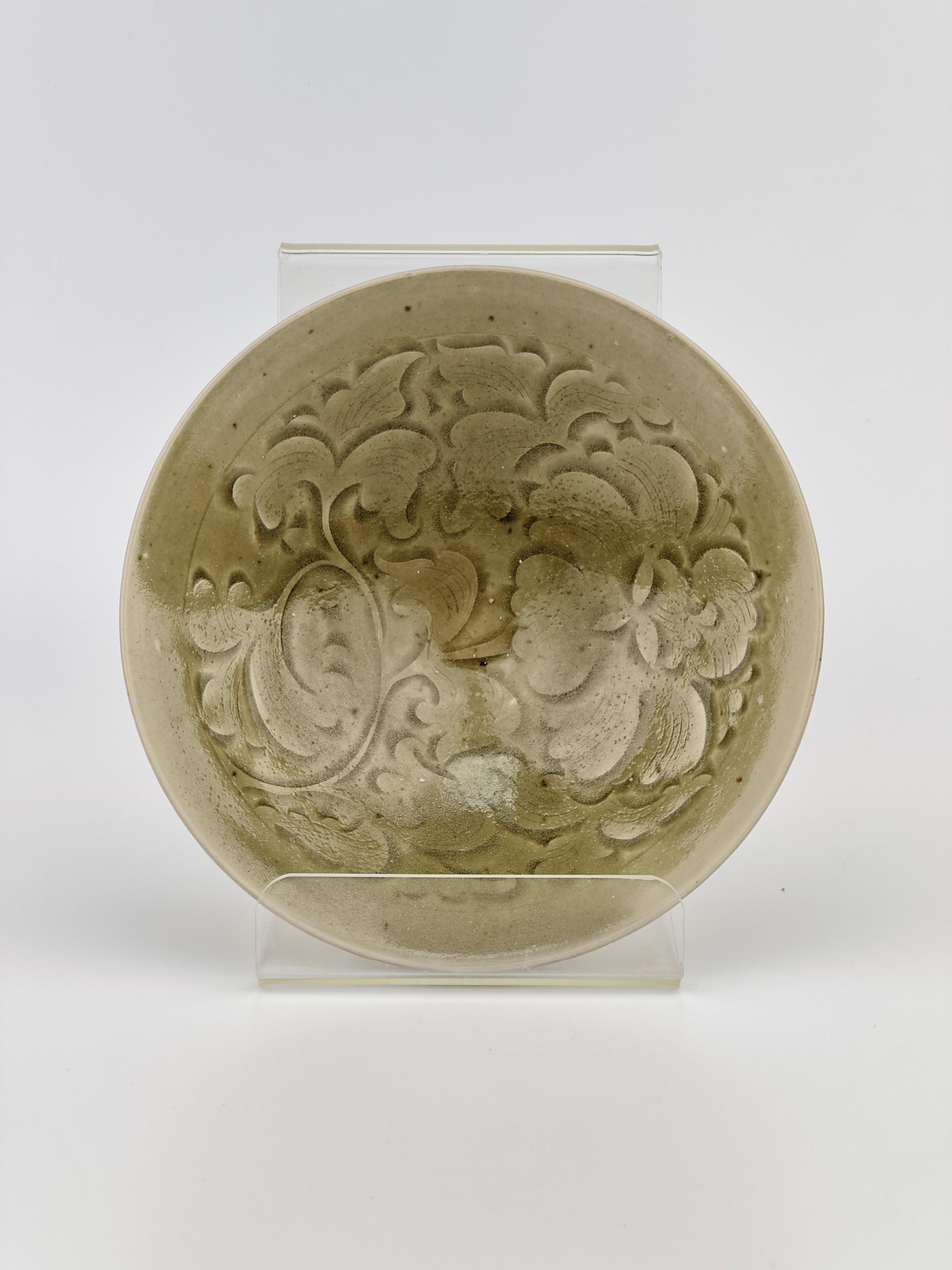 Geschnitzte 'Yaozhou' Schale aus glasiertem Celadon, Song Dynasty (18. Jahrhundert und früher) im Angebot