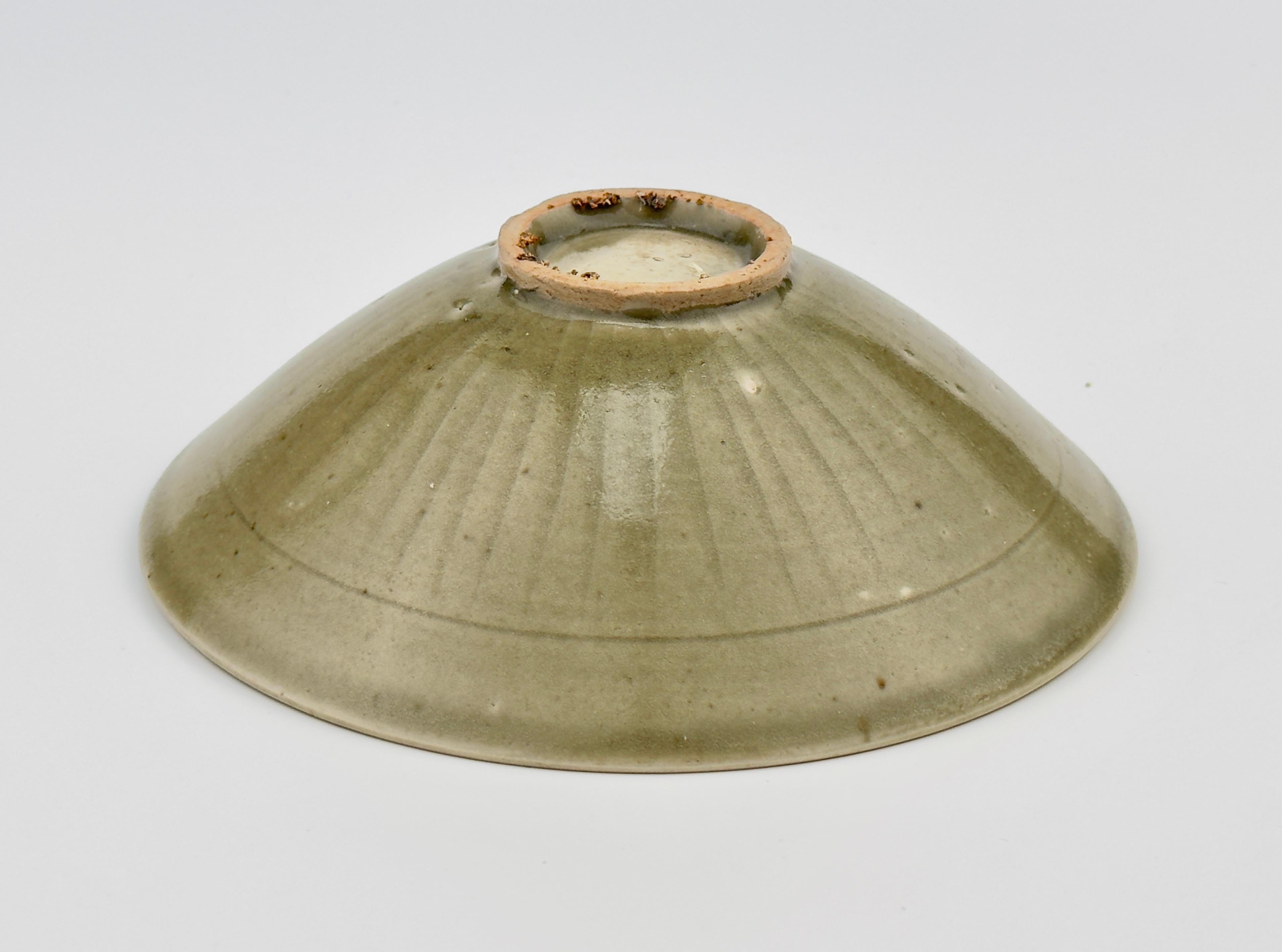 Geschnitzte 'Yaozhou' Schale aus glasiertem Celadon, Song Dynasty (Seladon) im Angebot