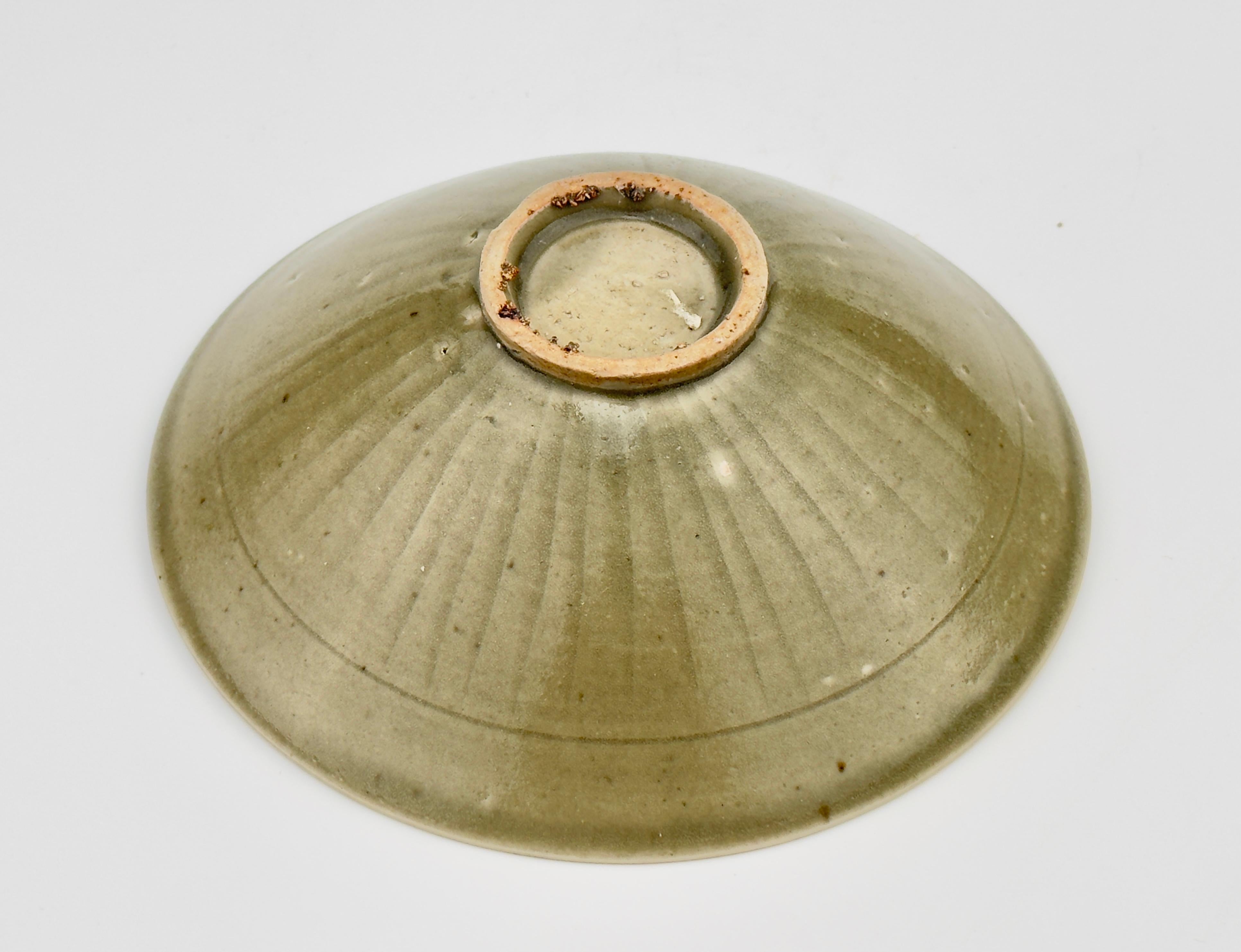 Geschnitzte 'Yaozhou' Schale aus glasiertem Celadon, Song Dynasty im Angebot 1