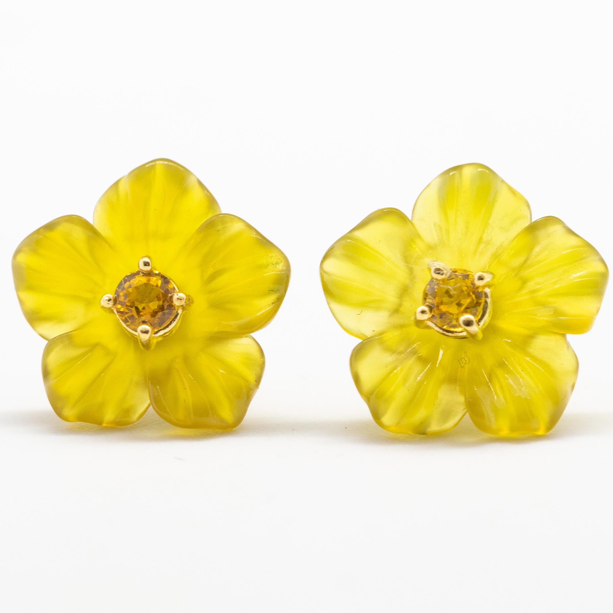 Des pétales sculptés évoquant le travail de joaillerie traditionnel italien fait à la main, s'enveloppant dans un look doux enrichi d'or jaune 18 carats manifestant le glamour et le goût exquis.

Les fleurs ont un symbolisme très fort lorsqu'il