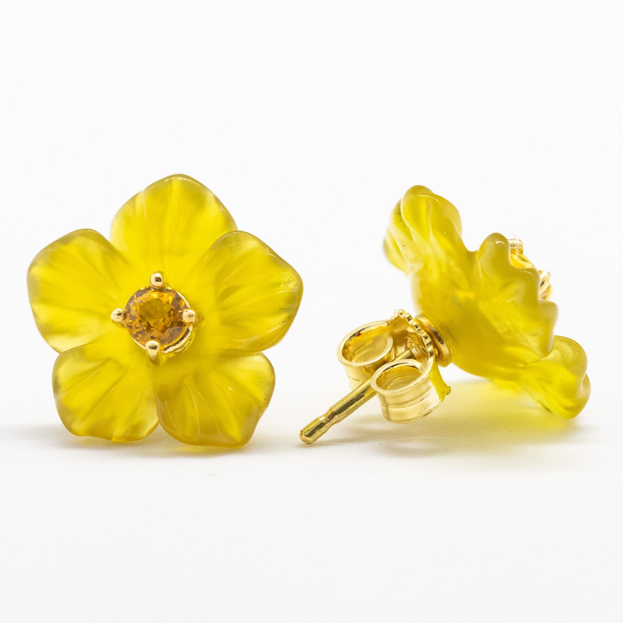 Artisan Clous d'oreilles cocktail en or jaune 18 carats avec agate jaune sculptée et fleur de saphir en vente