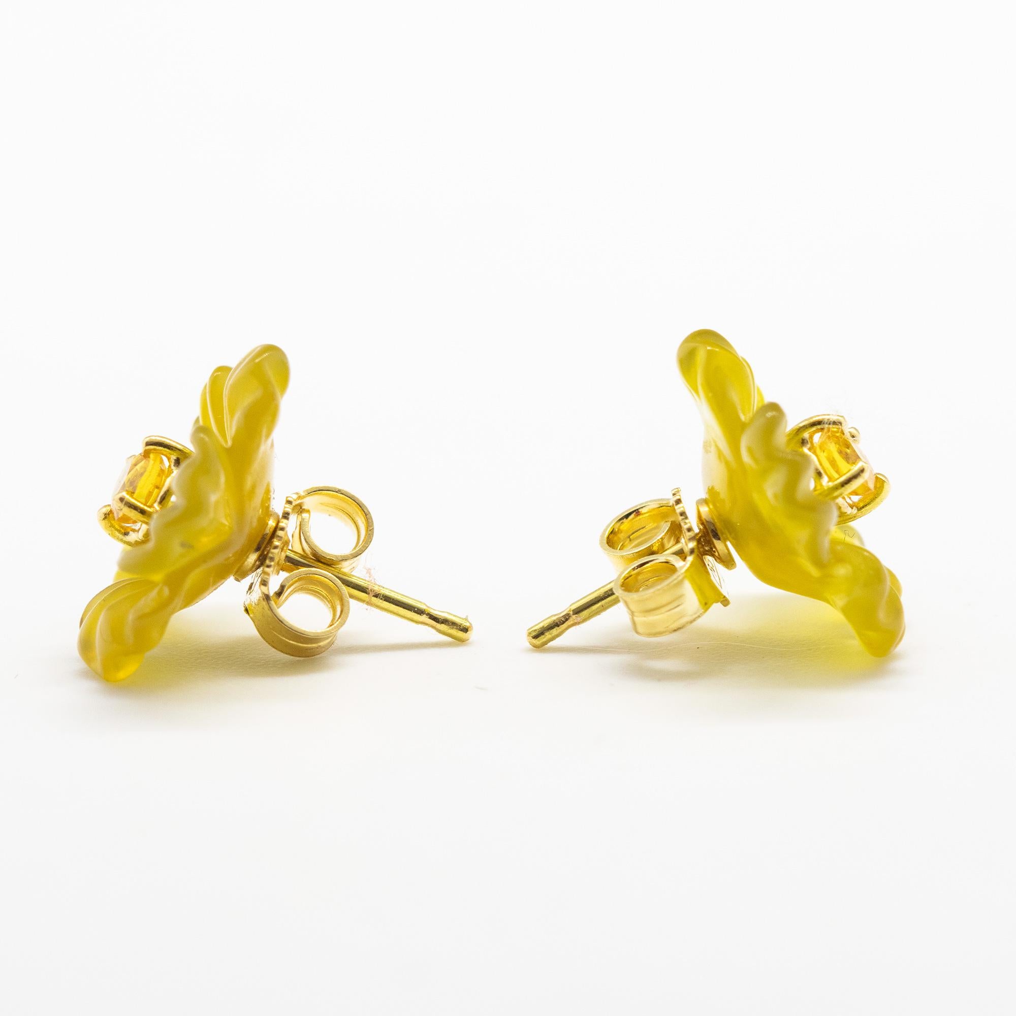 Taille brillant Clous d'oreilles cocktail en or jaune 18 carats avec agate jaune sculptée et fleur de saphir en vente