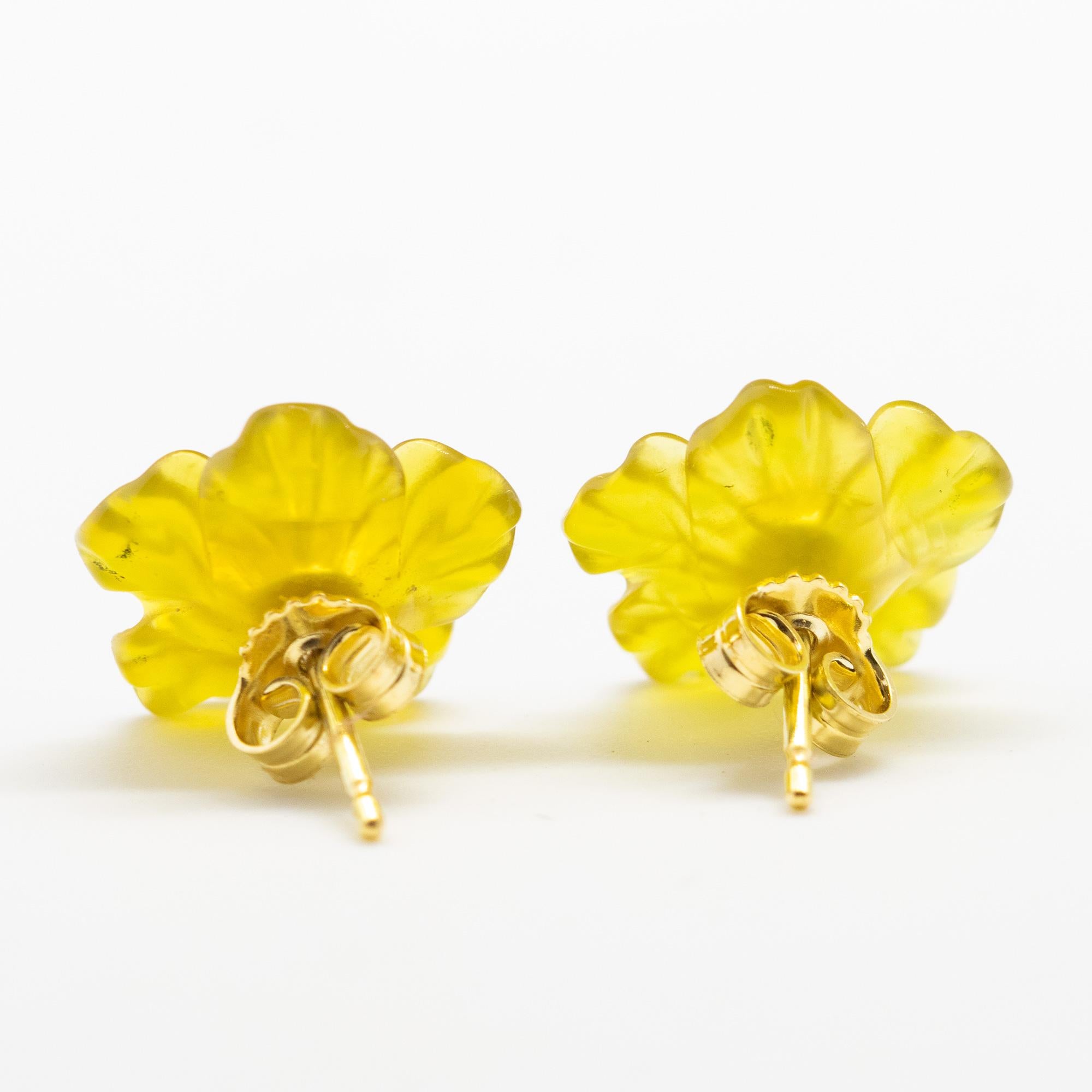 Clous d'oreilles cocktail en or jaune 18 carats avec agate jaune sculptée et fleur de saphir Neuf - En vente à Milano, IT