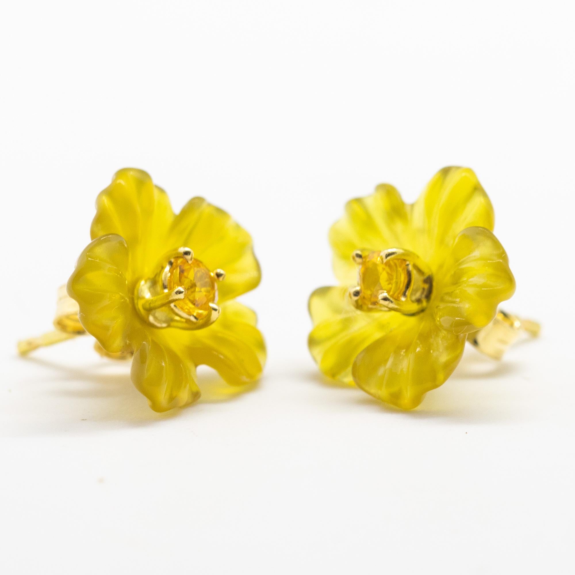 Clous d'oreilles cocktail en or jaune 18 carats avec agate jaune sculptée et fleur de saphir Pour femmes en vente