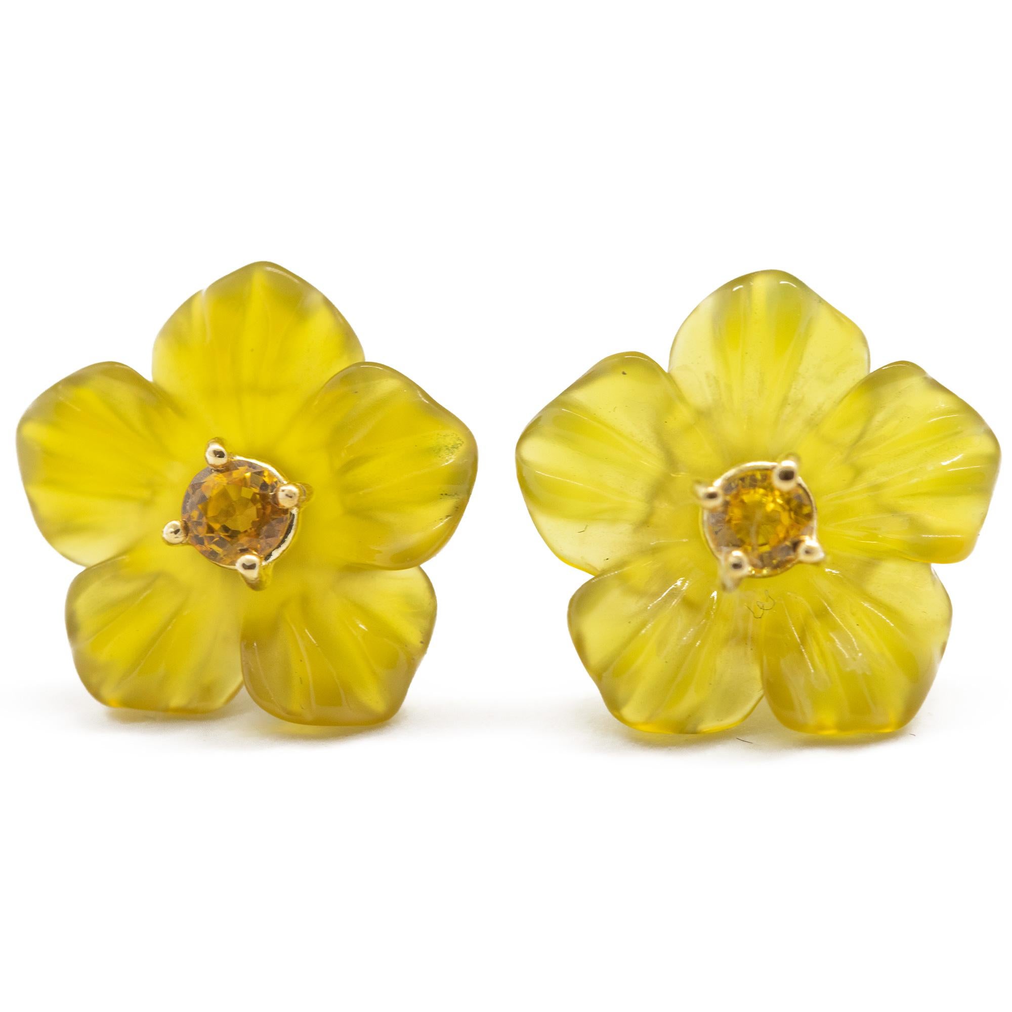 Clous d'oreilles cocktail en or jaune 18 carats avec agate jaune sculptée et fleur de saphir en vente 1