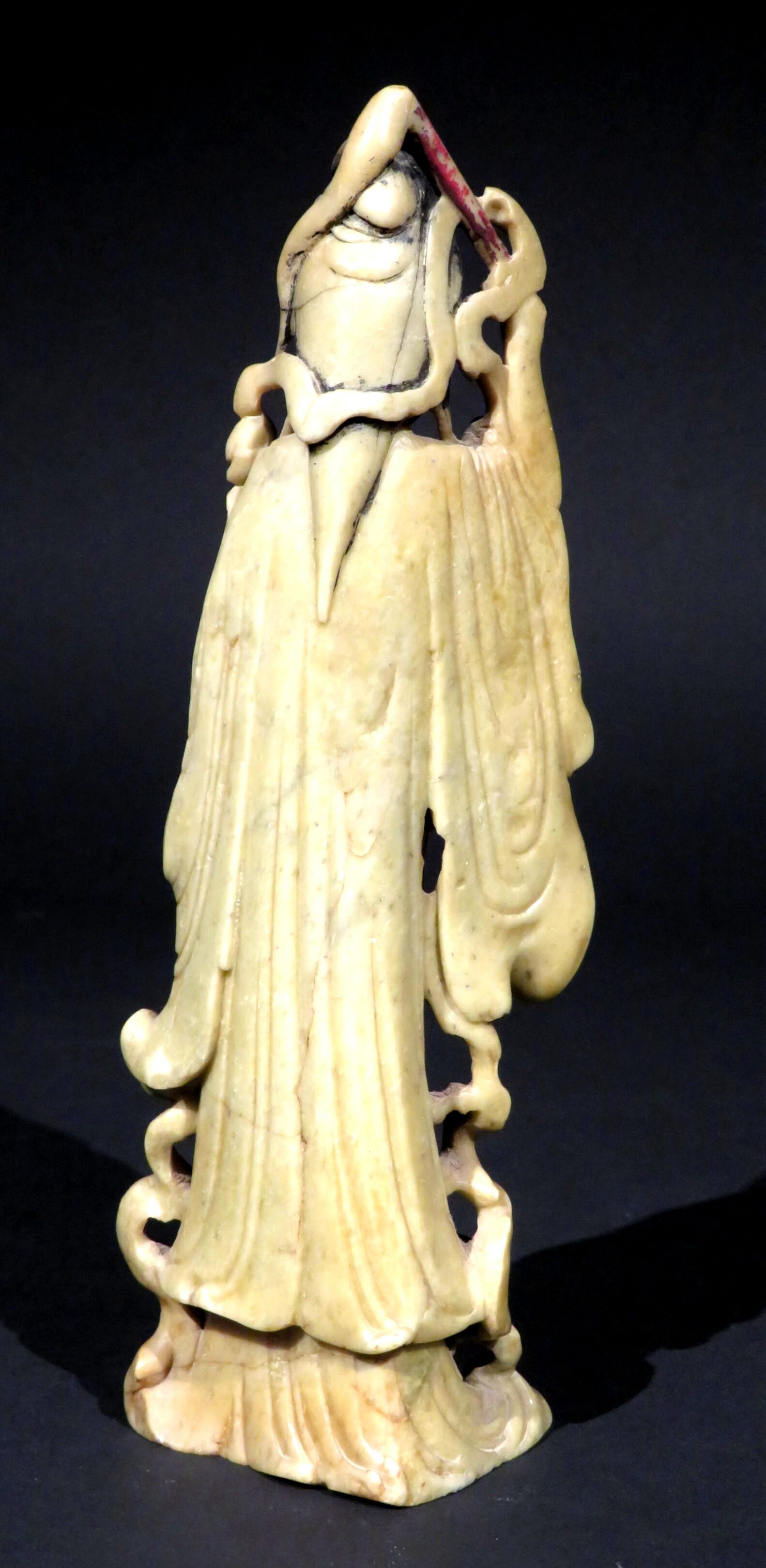 Carved Yellow Soapstone Figure of Guanyin, Chinese circa 1900 In Good Condition For Sale In Ottawa, Ontario