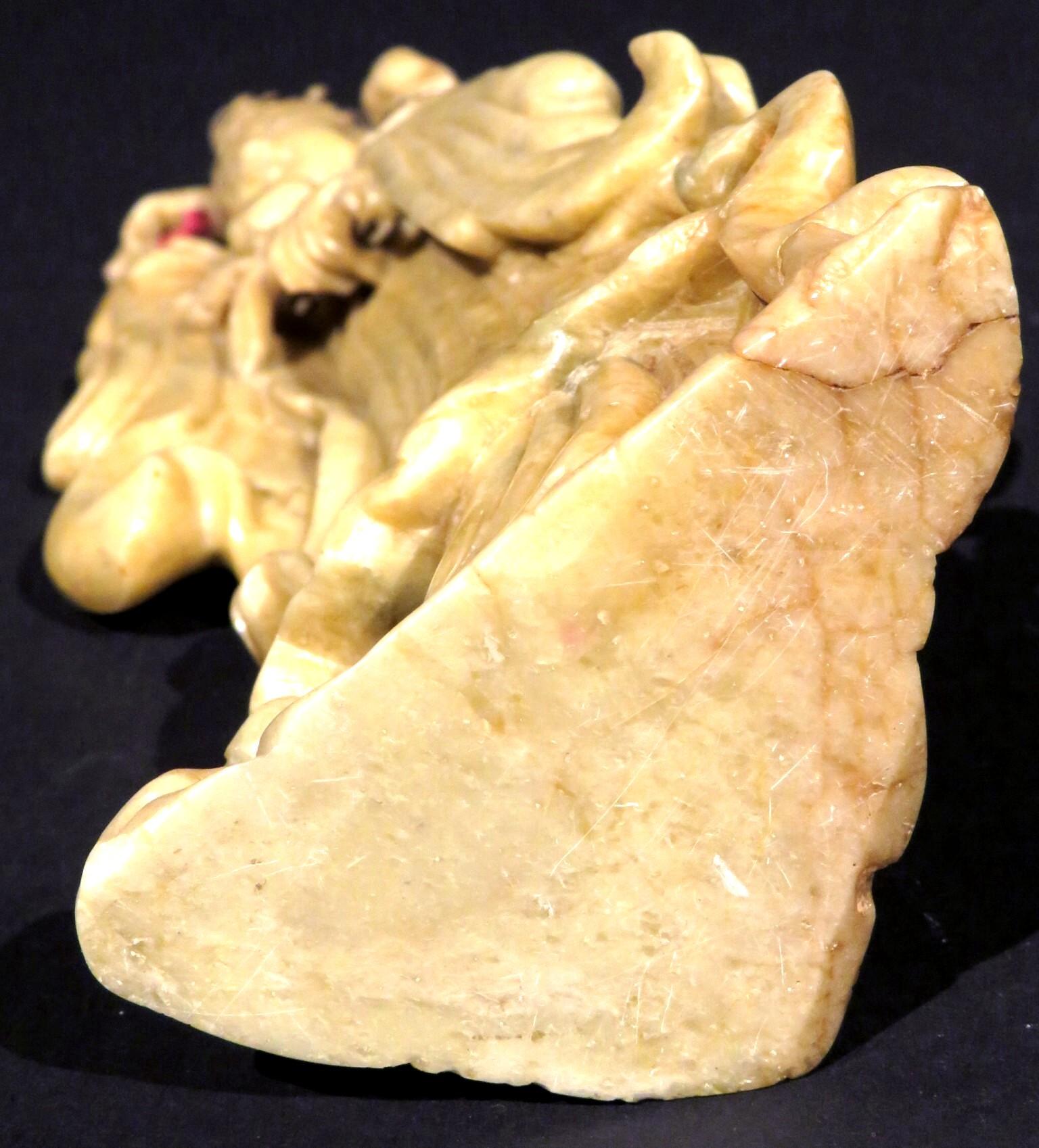 Geschnitzte gelbe Specksteinfigur von Guanyin, chinesisch um 1900 im Zustand „Gut“ im Angebot in Ottawa, Ontario