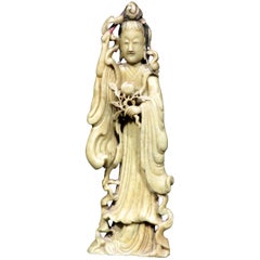Figura di Guanyin in pietra ollare gialla intagliata, Cina, circa 1900