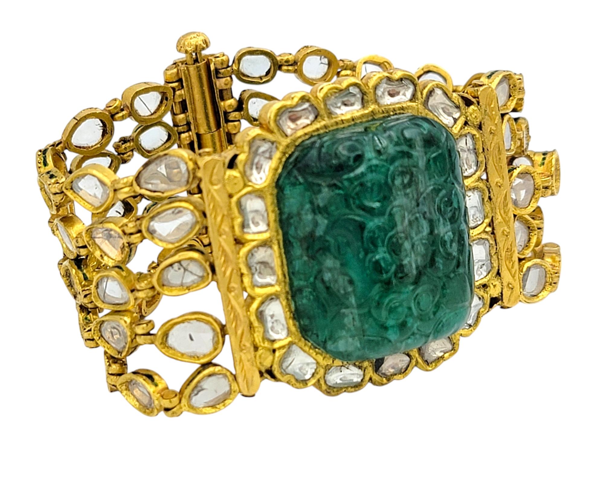 Questo bracciale mozzafiato, che emana una raffinatezza regale, presenta al centro uno straordinario smeraldo dello Zambia che irradia un'ipnotica tonalità verde. Lo smeraldo, incastonato nel ricco oro giallo 22 carati, è circondato da un'intricata