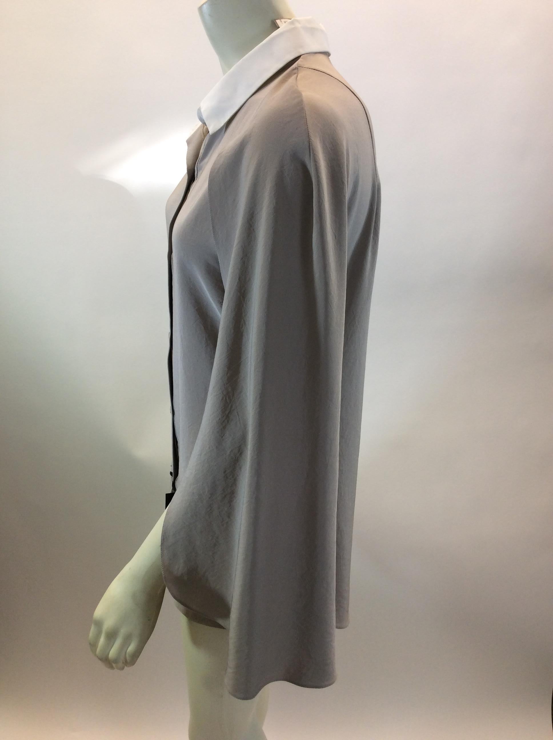 Carven Beige Blouse NWT
$128
Made in Hungary
57% Triacetate, 43% Polyethylene/ 73% Polyester, 27% Silk
Size 42
Length 26