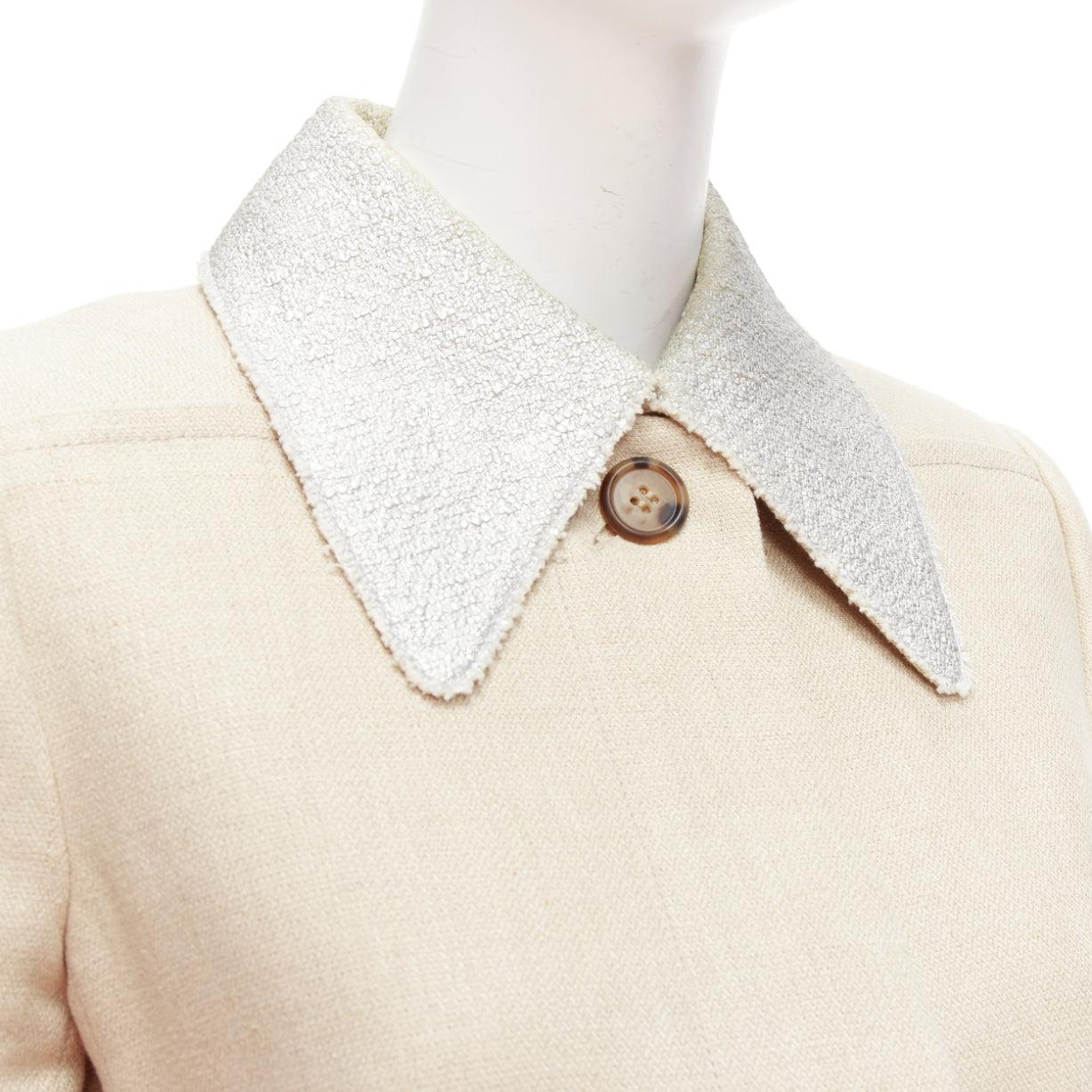 CARVEN beige linen cotton blend silver tweed collar button boxy jacket FR38 M
Reference: LACG/A00427
Brand: Carven
Designer: Guillaume Henry
Material: Linen, Cotton, Blend
Color: Beige, Silver
Pattern: Solid
Closure: Button
Lining: Beige
