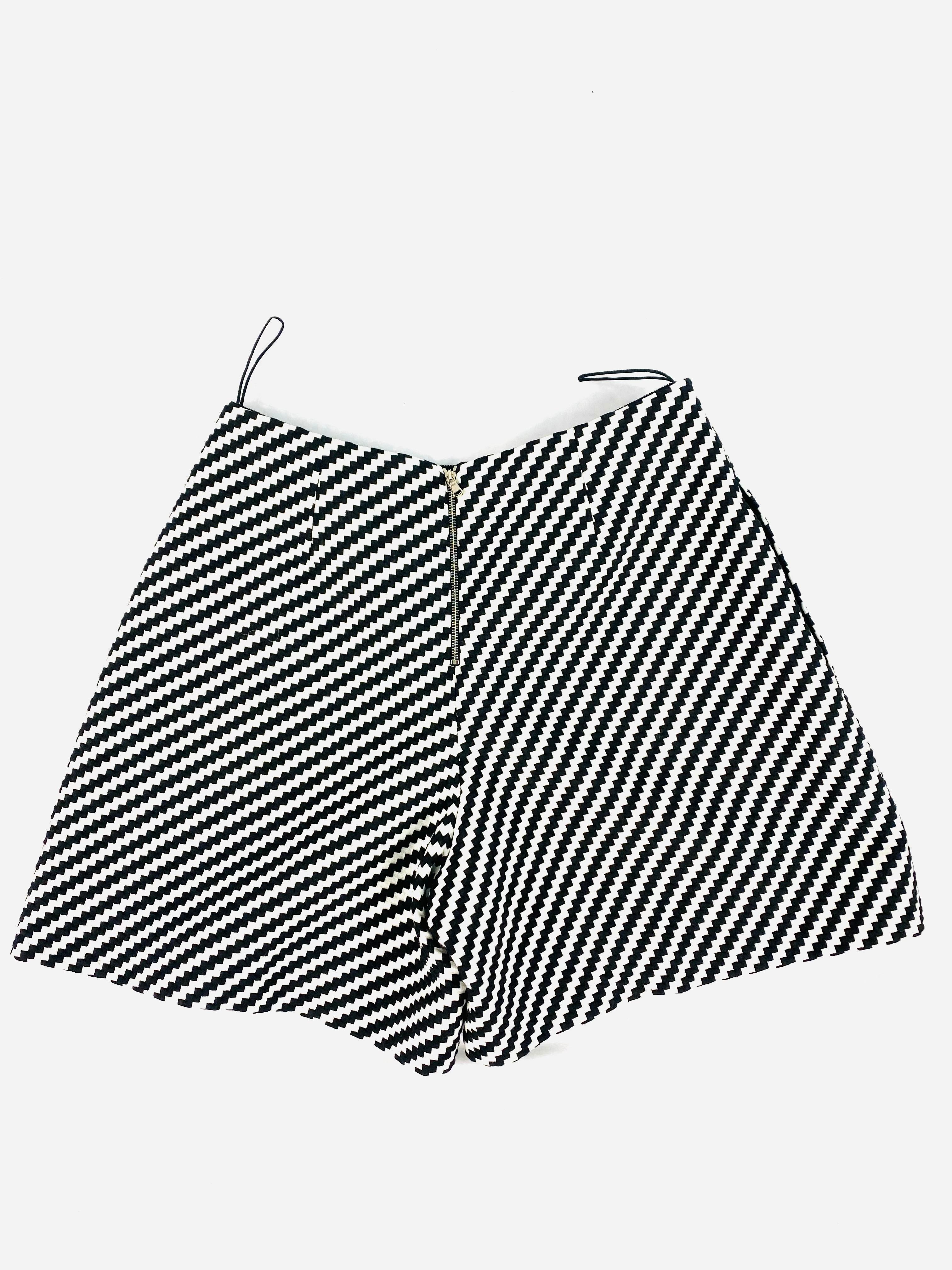 Einzelheiten zum Produkt:

Die Shorts mit geometrischem Muster in Schwarz und Weiß haben eine Minilänge und einen Reißverschluss mit silberfarbener Hardware auf der Rückseite.