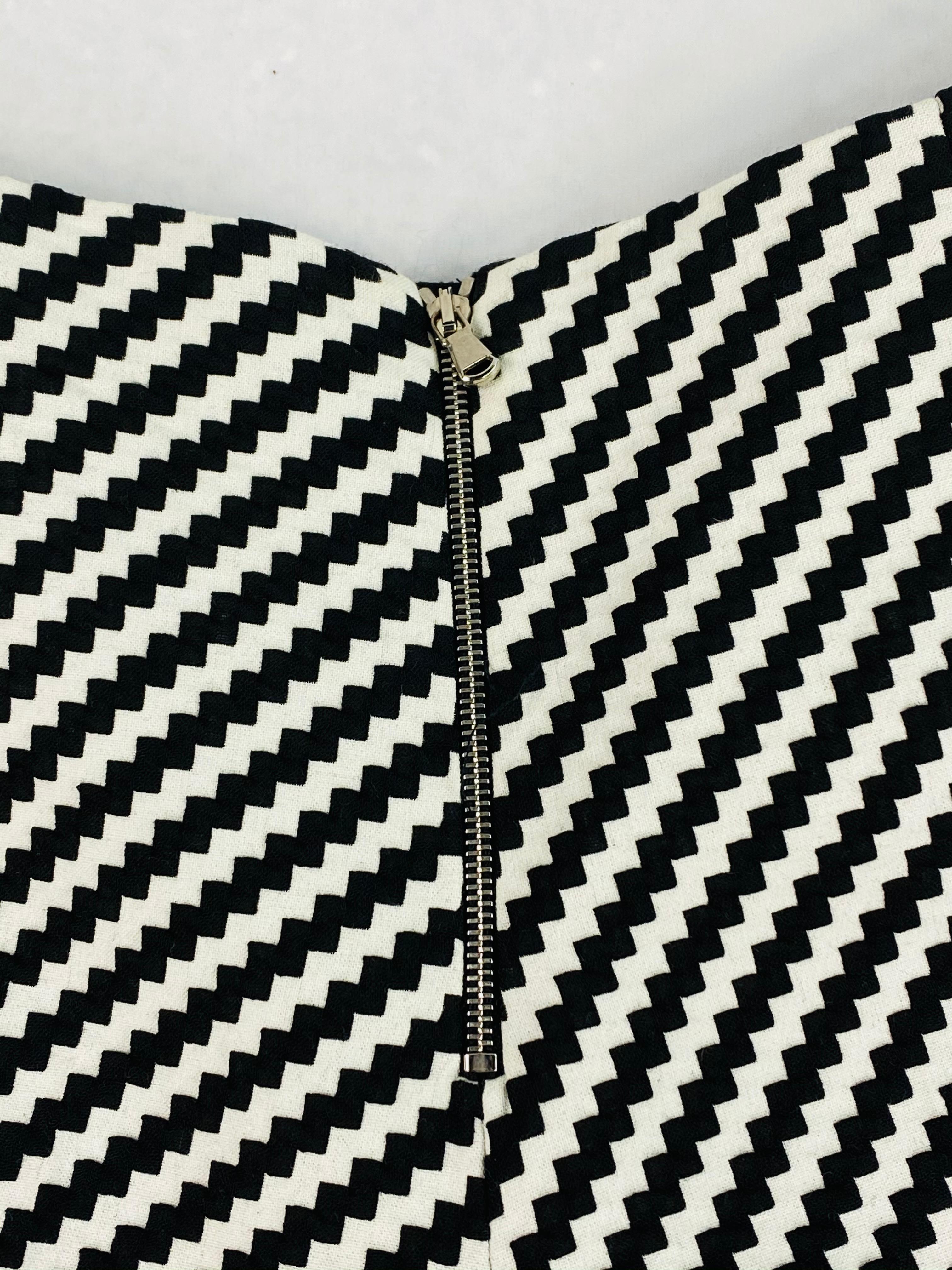 Schwarze und weiße Shorts aus Webstoff, Größe 38 im Zustand „Hervorragend“ im Angebot in Beverly Hills, CA