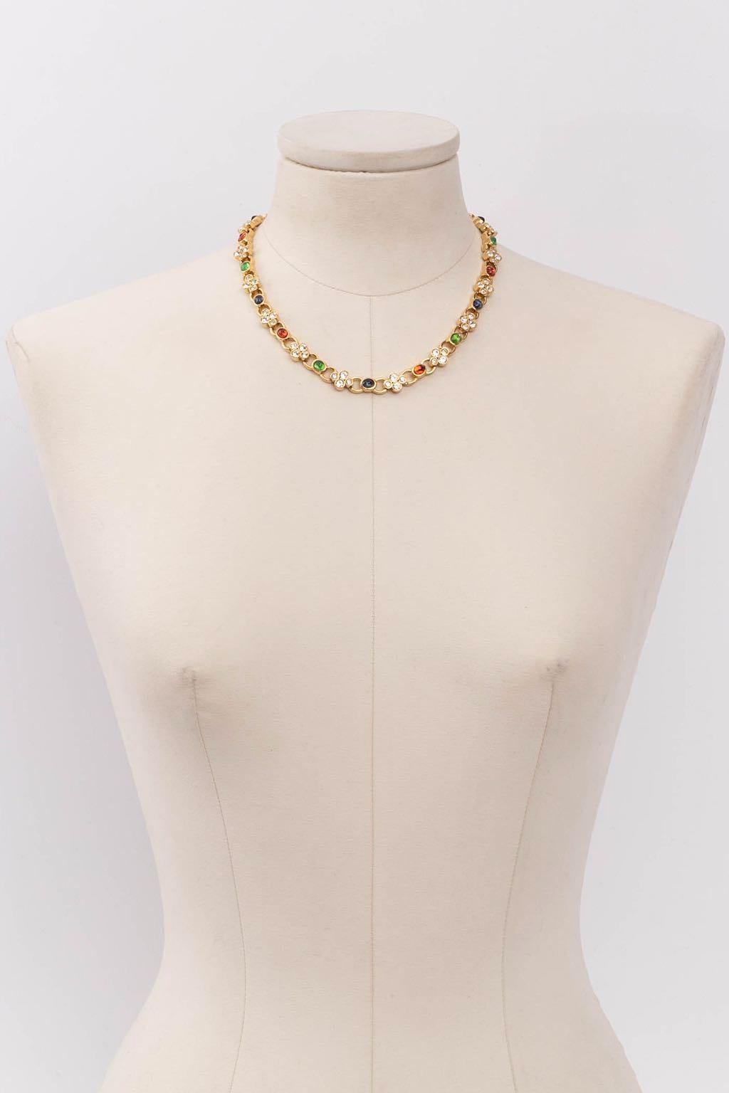 Carven - Halsband aus vergoldetem Metall, Glaspaste und Strasssteinen.

Zusätzliche Informationen: 
Abmessungen: Länge: 43,5 cm (17.12