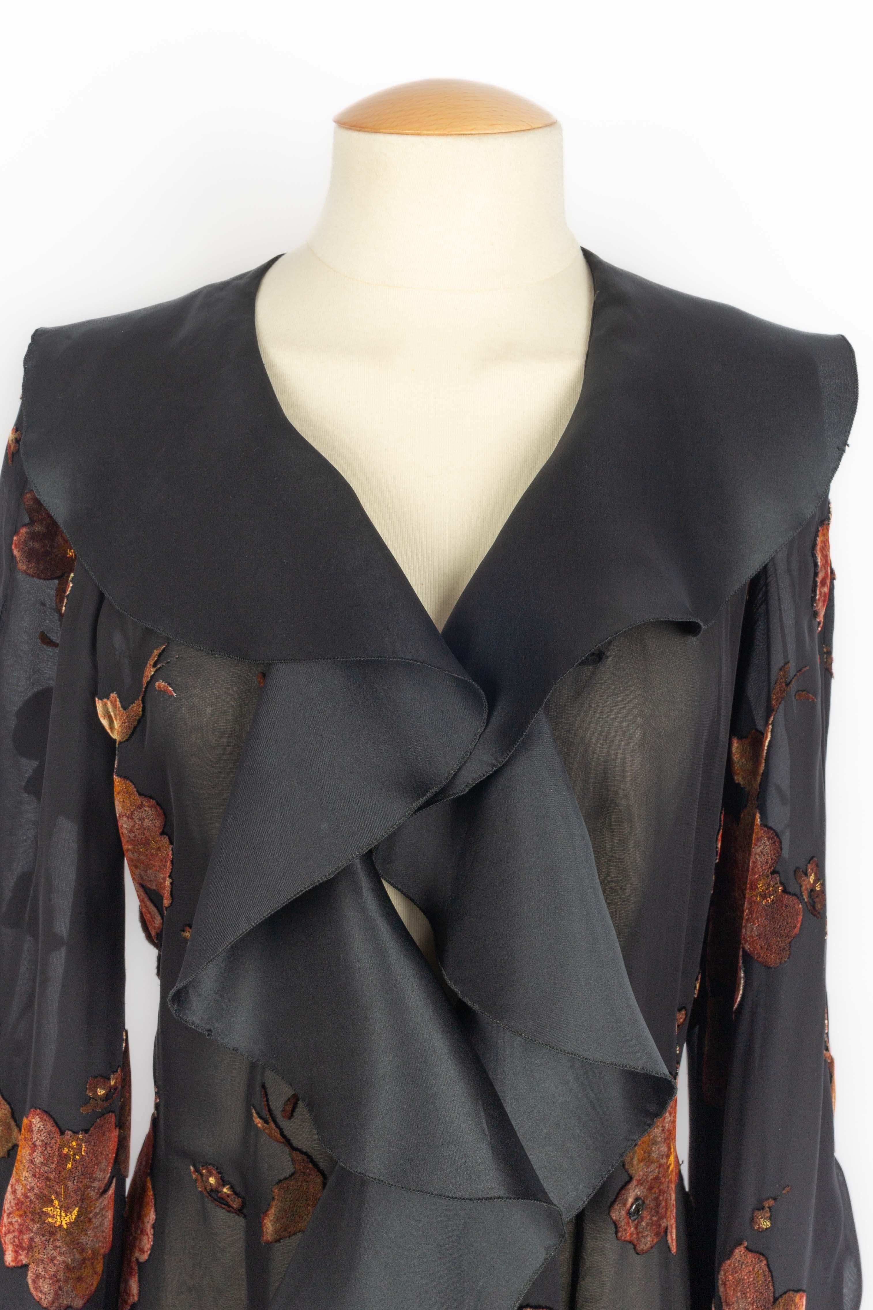 Carven - Très longue robe transparente en soie noire avec des fleurs de couleur marron. Aucune taille n'est indiquée, il convient à un 36FR. Collectional Haute Couture automne-hiver 2000.

Condit :
Très bon état.

Dimensions :
Largeur des épaules :