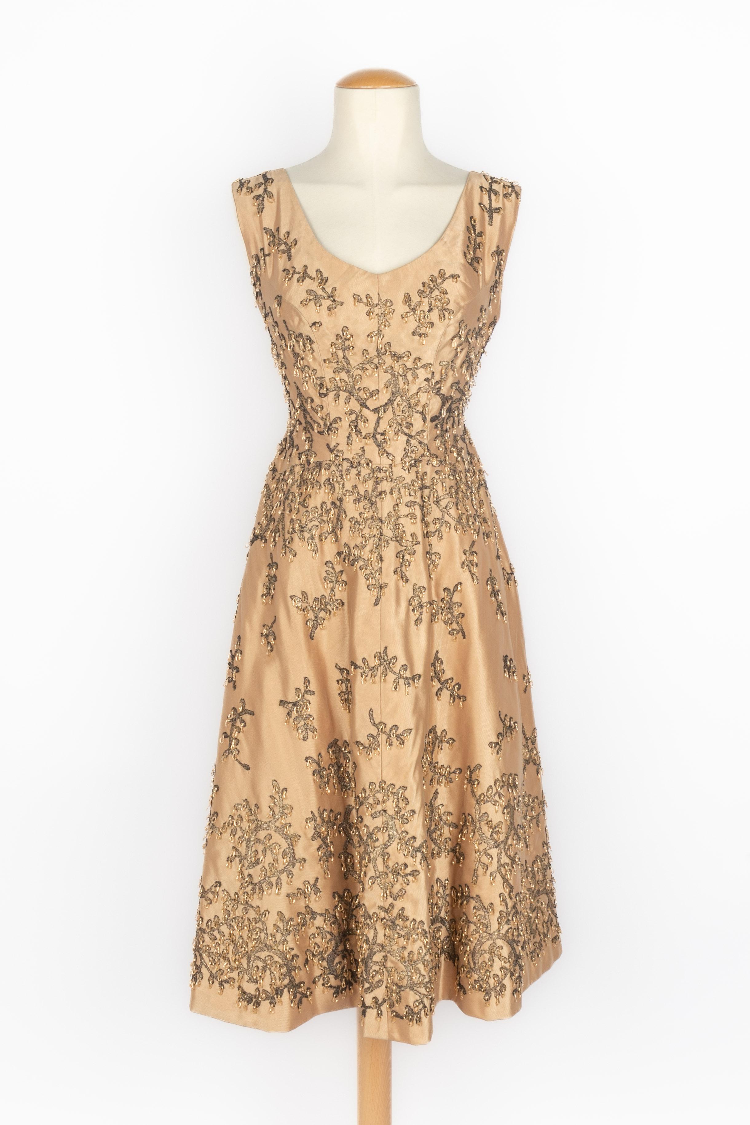 CARVEN - (Fabricado en Francia) Vestido de seda y tul con bordados. Faltan las etiquetas de composición y talla, se ajusta a una 36FR. Pieza de los años 60.

Estado:
Muy buen estado

Dimensiones:
Pecho: 39 cm - Cintura: 32 cm - Largo: 110