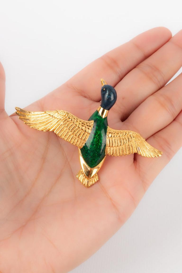 Carven - (Made in France) Enameled golden metal brooch representing a duck.

Additional information: 
Condition: Very good condition
Dimensions: 7 cm x 5 cm

Seller Reference: BR9