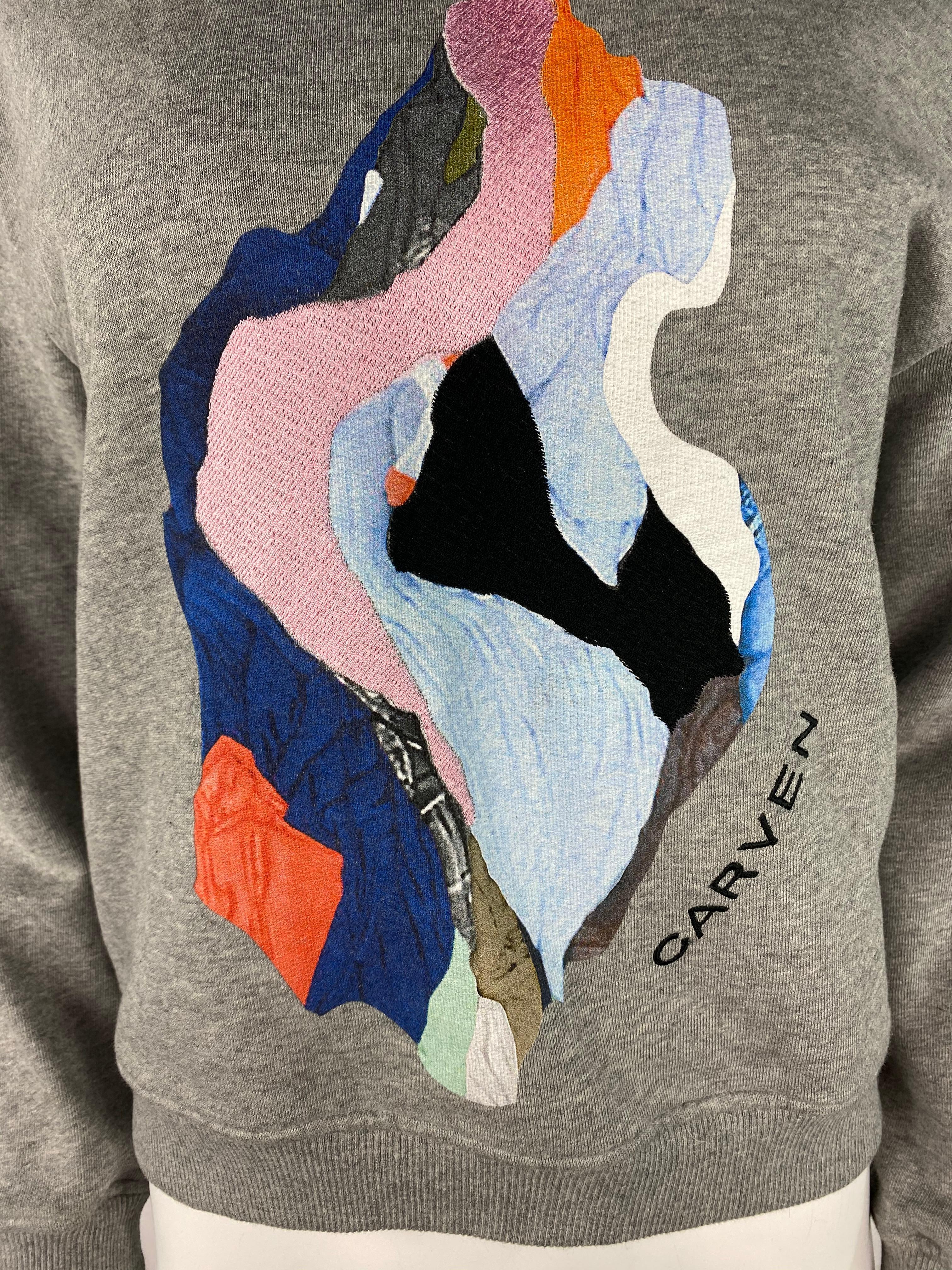 Détails du produit :

Il présente des motifs abstraits multicolores sur le devant, un col ras du cou et des manches longues.