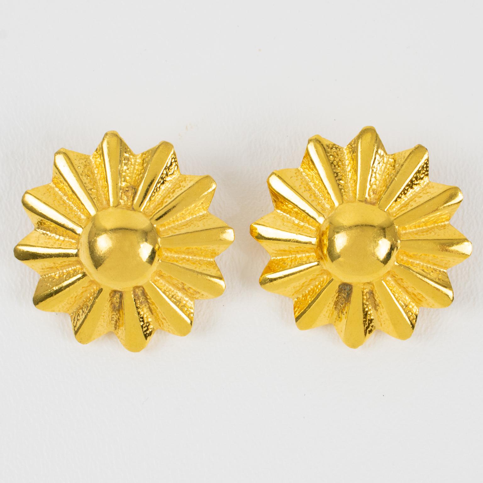 Carven Paris Vergoldete Metall-Clip-Ohrringe Geschnitzte Sonne (Moderne) im Angebot