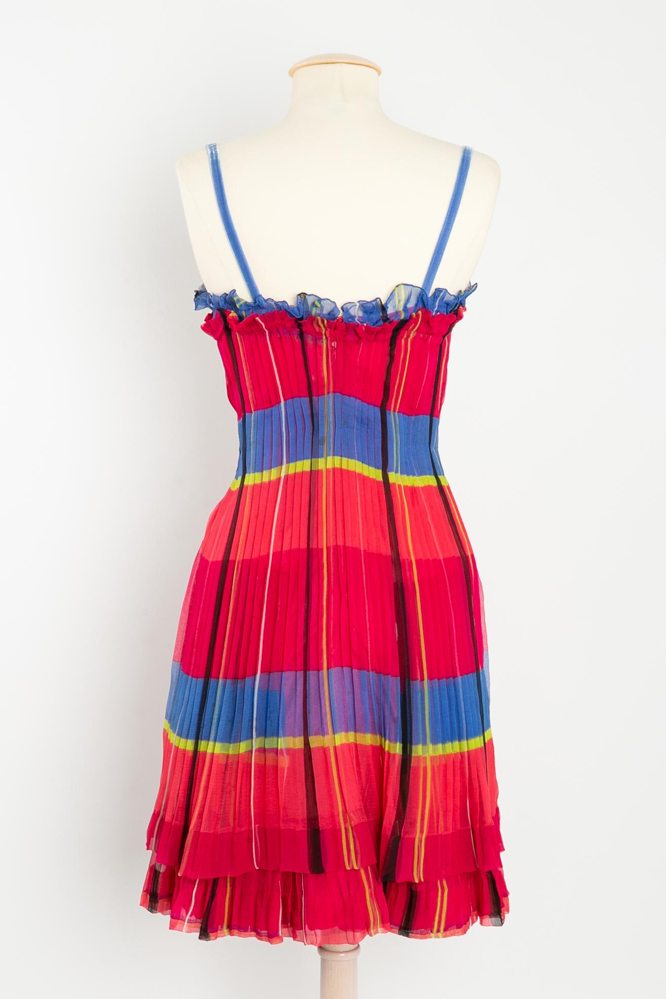 CARVEN - (Made in France) Short strapless dress in pleated silk with stripes. Pink silk inner lining. Closing by a series of snaps and a zipper. Good condition, some stains to report.

Condition:
Very good condition

Dimensions :
Length: 72 cm -