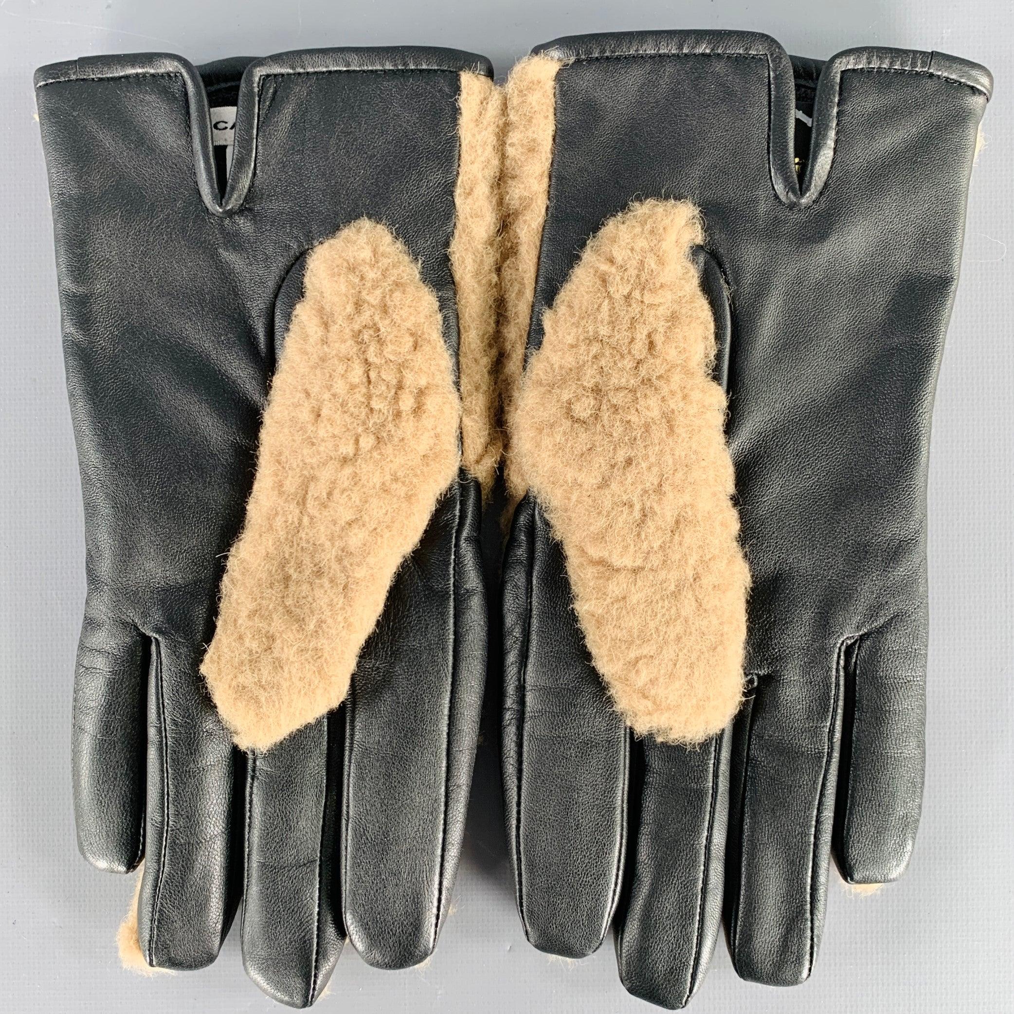 CARVEN gloves
in a tan alpaca blend faux shearling and black sheep leather featuring a two tone design.Very Good Pre-Owned Condition. Minor signs of wear. 

Marked:   9 

Measurements: 
  Width: 4.5 inches Length: 9.25 inches 
  
  
 
Sui Generis