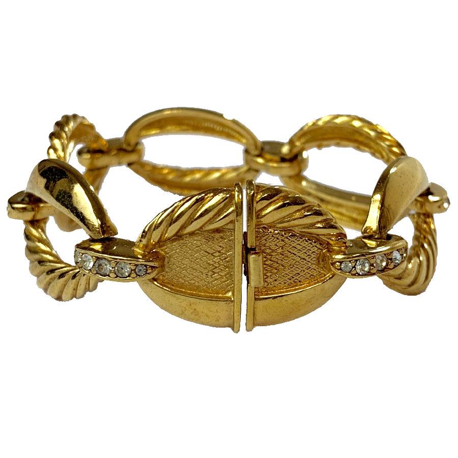 Carven bracelet, chain with golden metal rings. The gold metal is of 2 textures, smooth and twisted, set on a few rhinestone rings. It is numbered 4140.
It is in very good condition.
It measures 19 cm long, each ring measures 2 cm high.
It is light