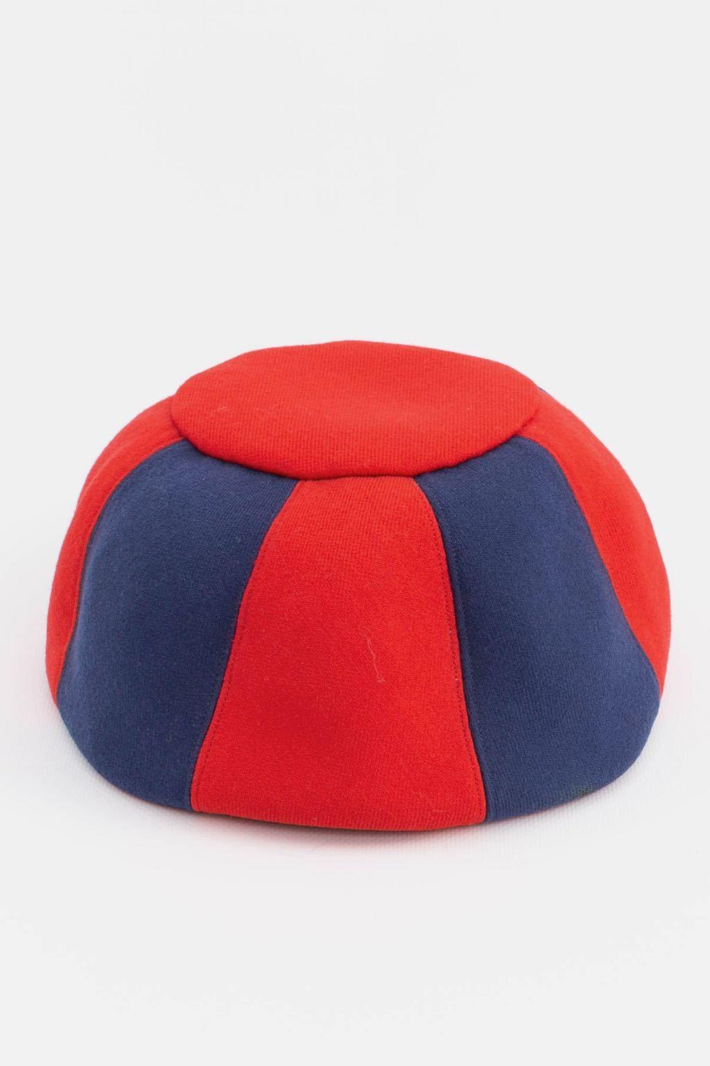 CARVEN (Made in France) Wool hat.

Condition:
Very good condition

Measurements:
Circumference: 58 cm (22.83