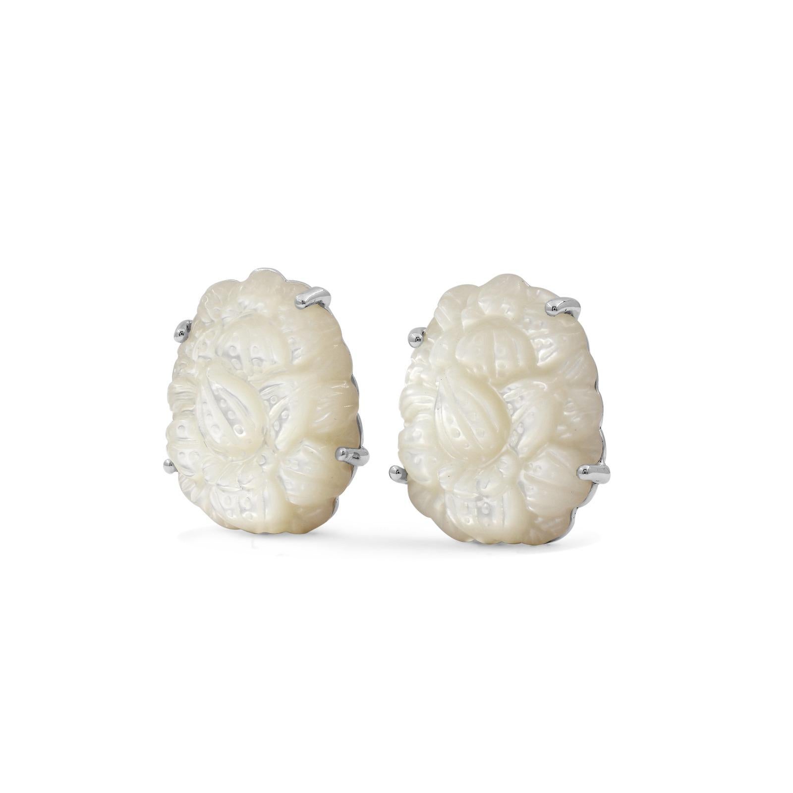Treten Sie ein in das bezaubernde Reich von Stevens Schmuck, wo Kunstfertigkeit und Handwerkskunst in den Carventurous Hand Carved Mother Of Pearl Earrings in Sculpted Sterling Silver zusammenfließen. Diese Ohrringe sind ein Beweis für die Hingabe