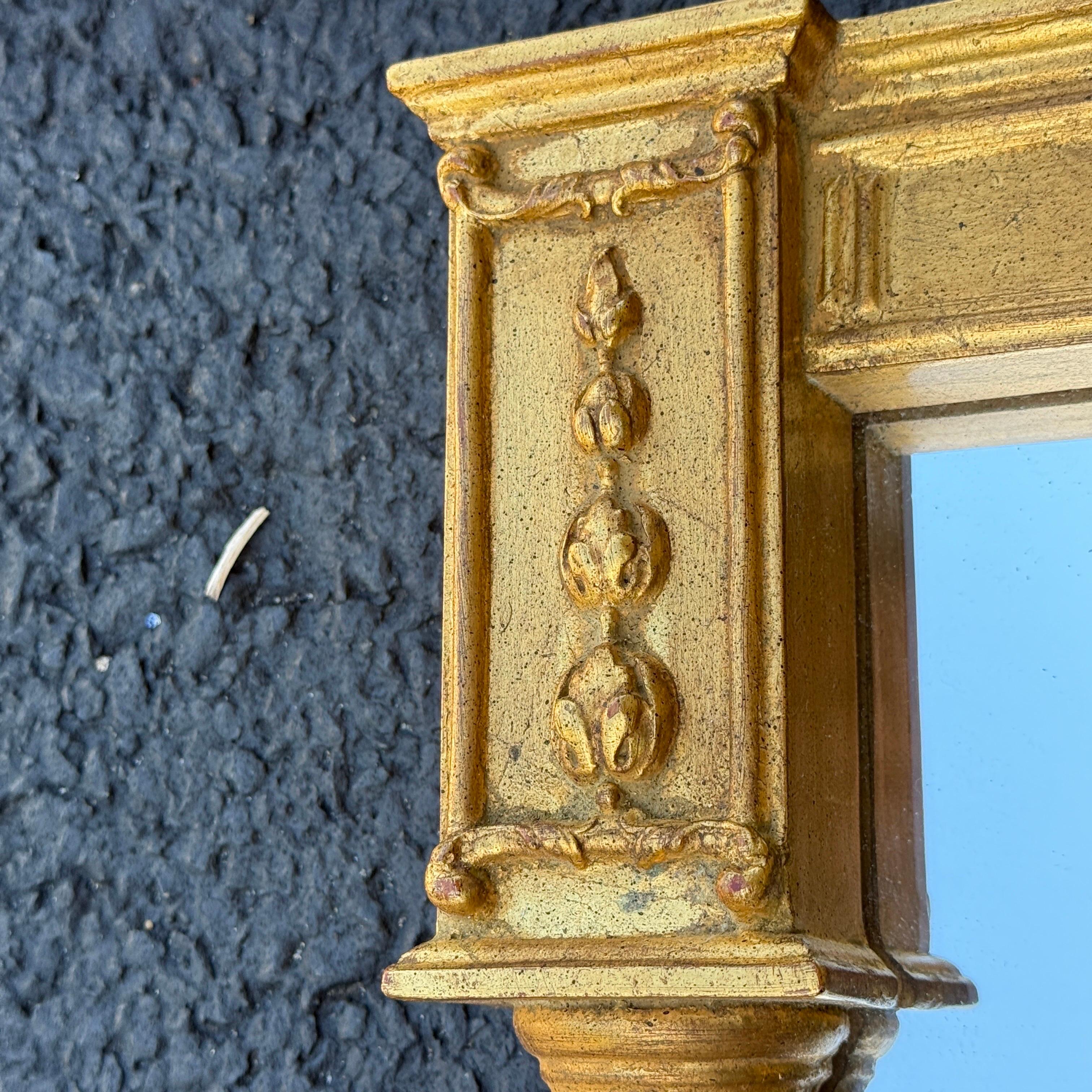 Carver's Guild Miroir mural en bois doré dans une niche de jardin en vente 3