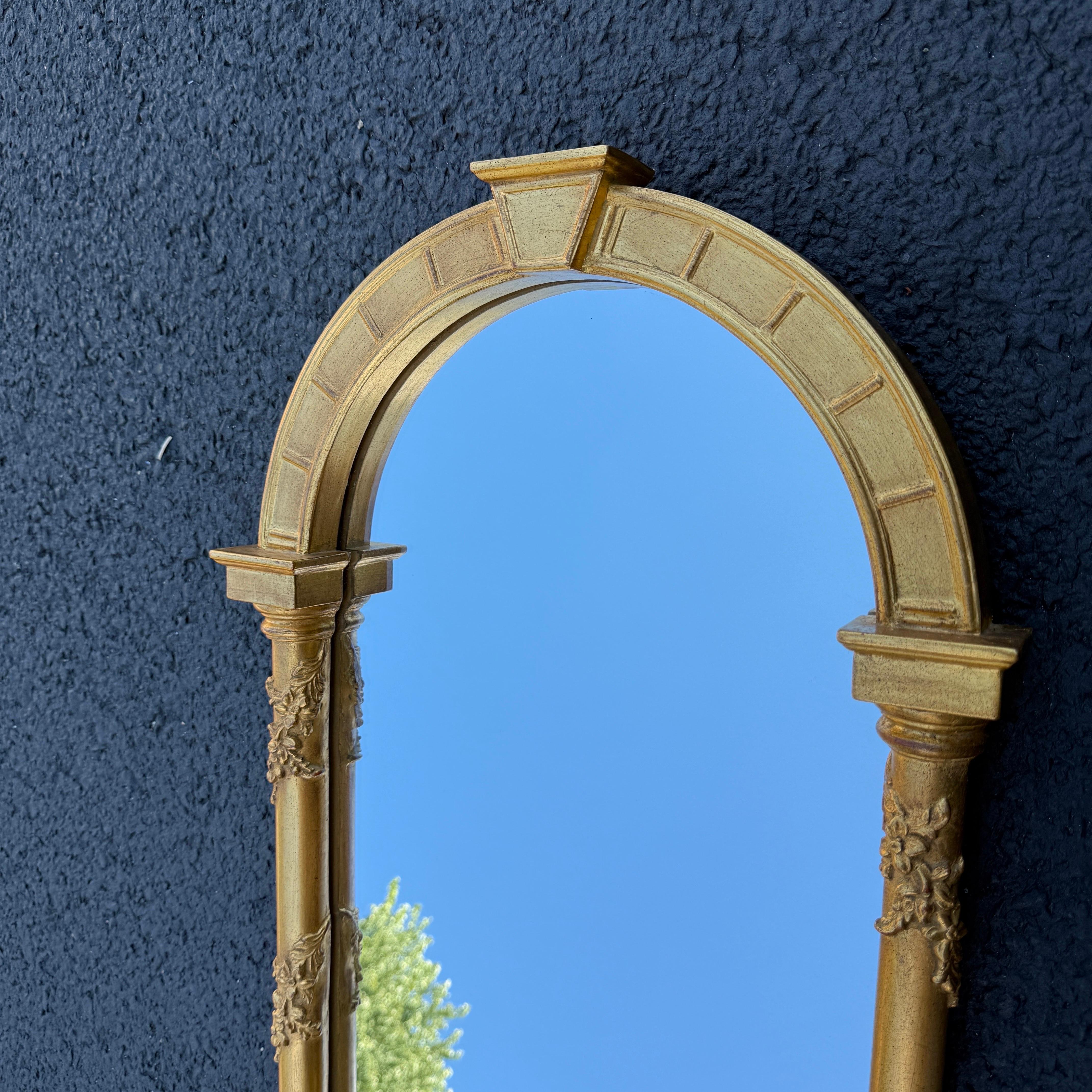 Un élégant miroir de conception néoclassique de la fin du XVIIIe siècle. Ce charmant miroir crée l'atmosphère d'un jardin secret d'antan. Entièrement recouvertes de feuilles d'or anciennes, les colonnes entrelacées de guirlandes et de clochettes