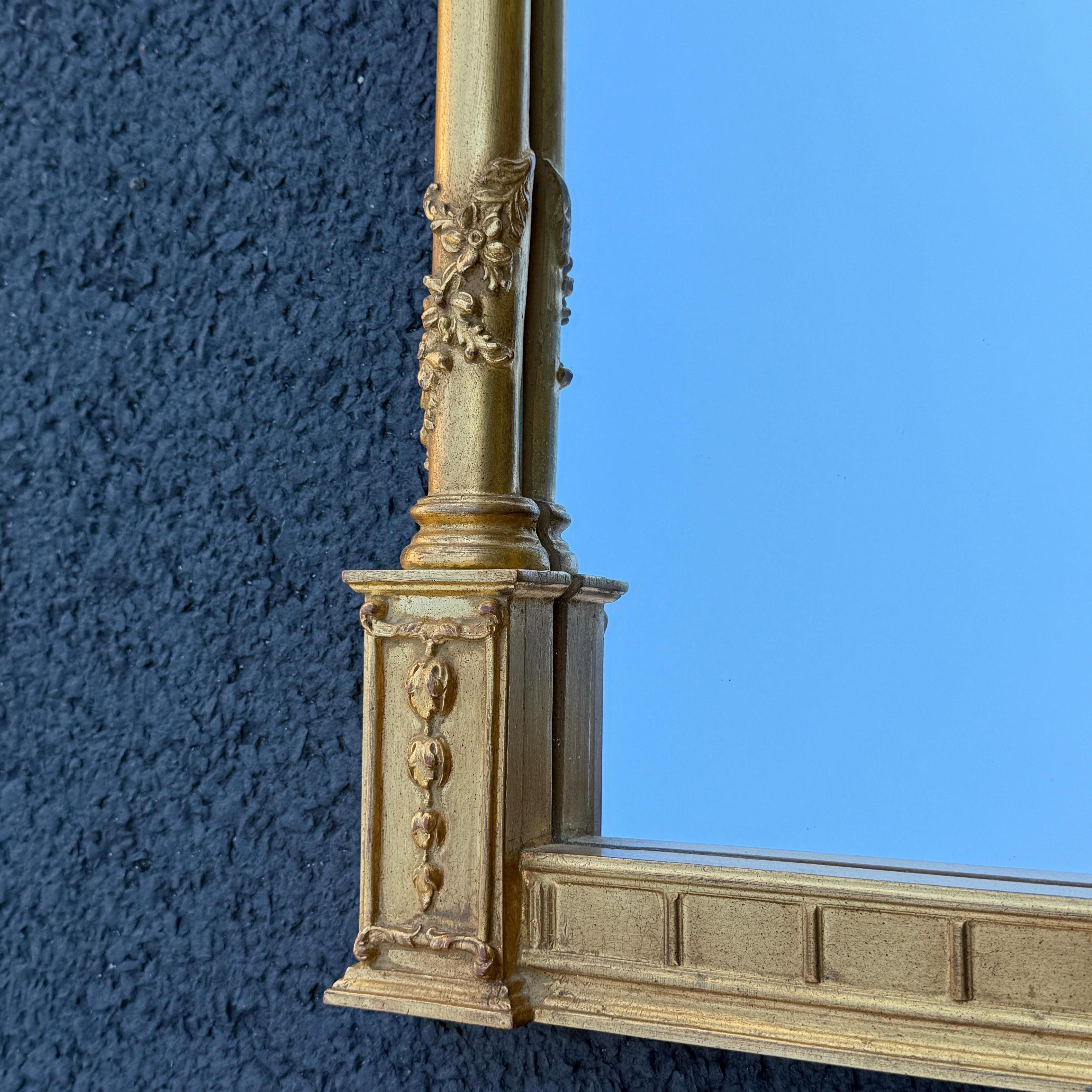 Néoclassique Carver's Guild Miroir mural en bois doré dans une niche de jardin en vente
