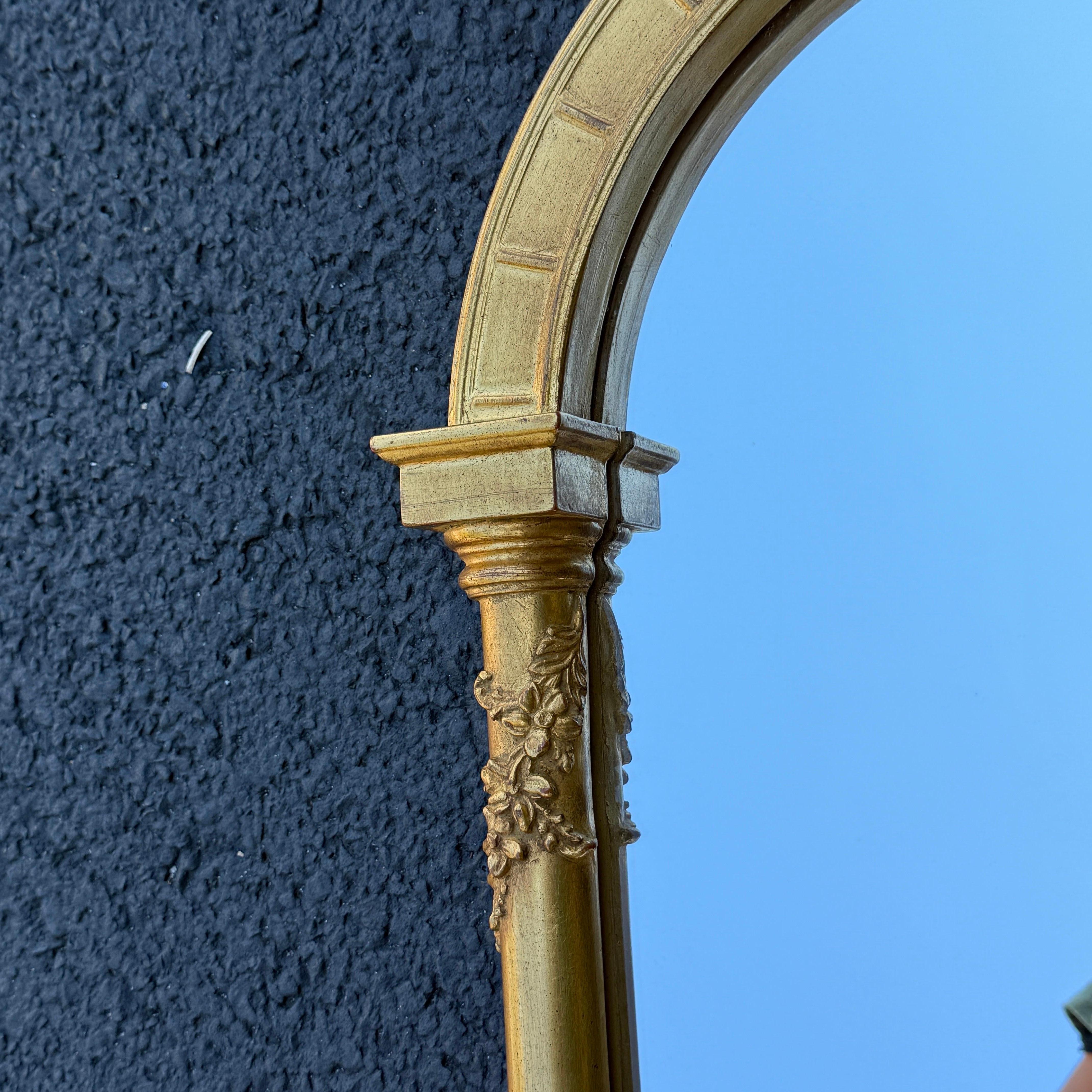 Américain Carver's Guild Miroir mural en bois doré dans une niche de jardin en vente