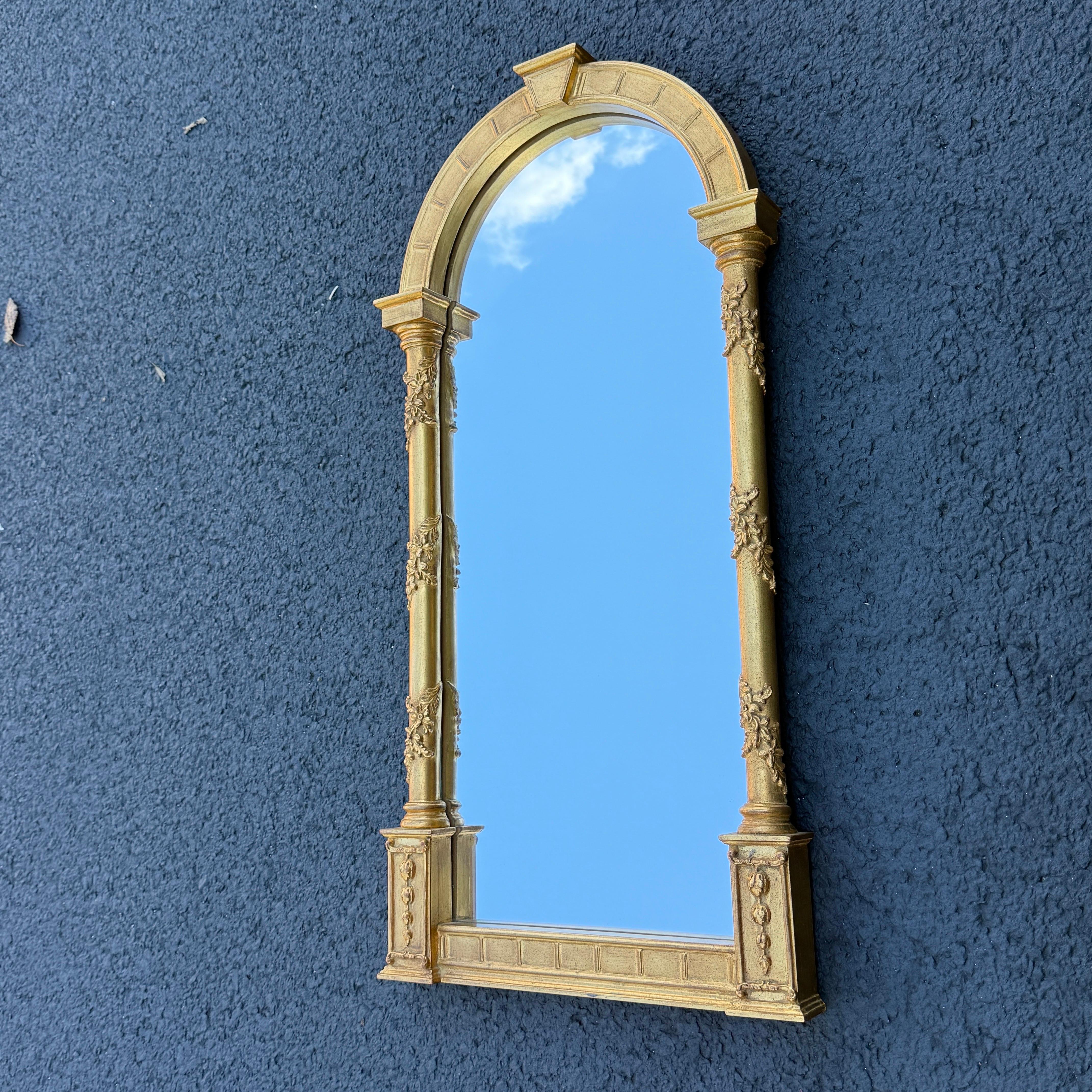 Doré Carver's Guild Miroir mural en bois doré dans une niche de jardin en vente