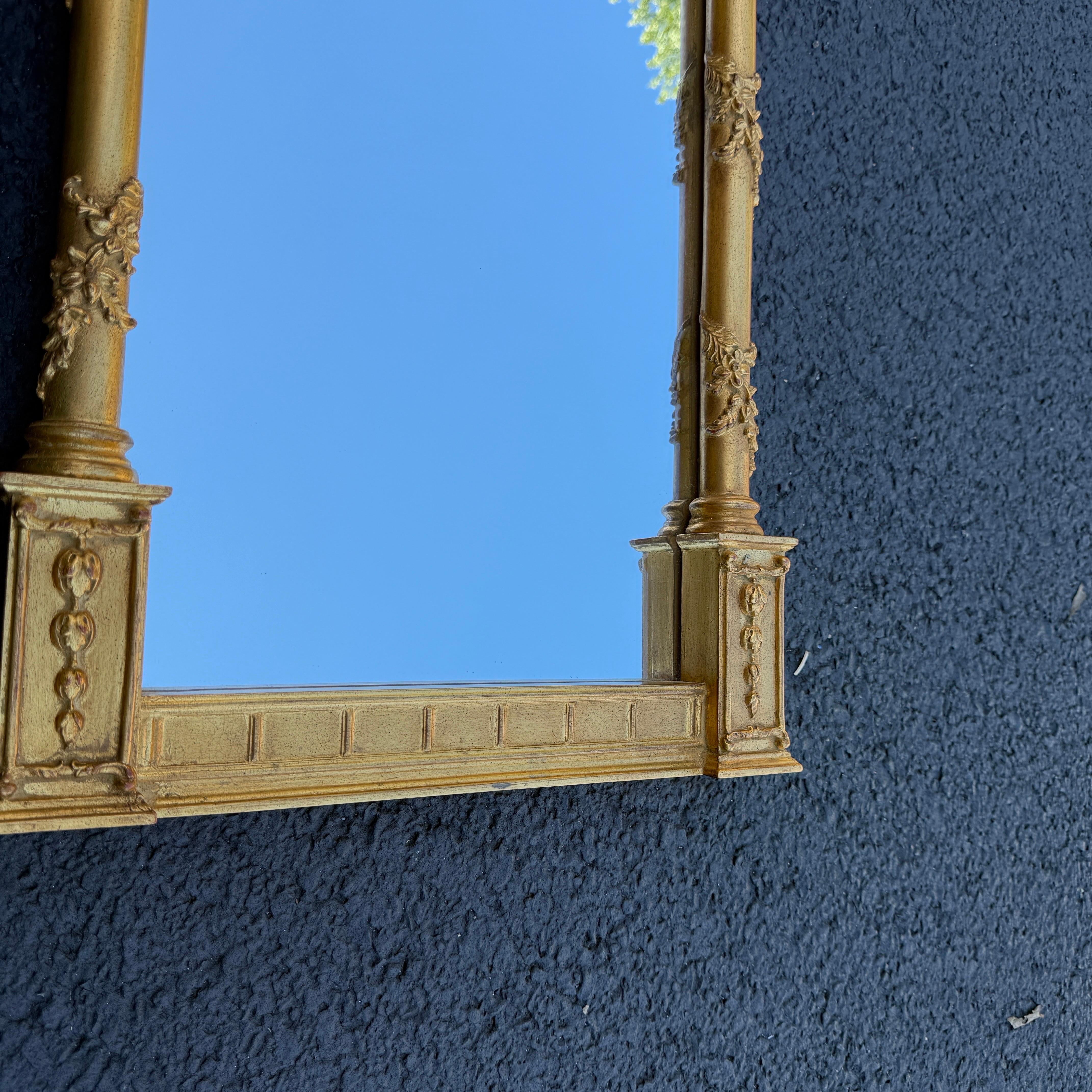 Carver's Guild Miroir mural en bois doré dans une niche de jardin Bon état - En vente à Haddonfield, NJ
