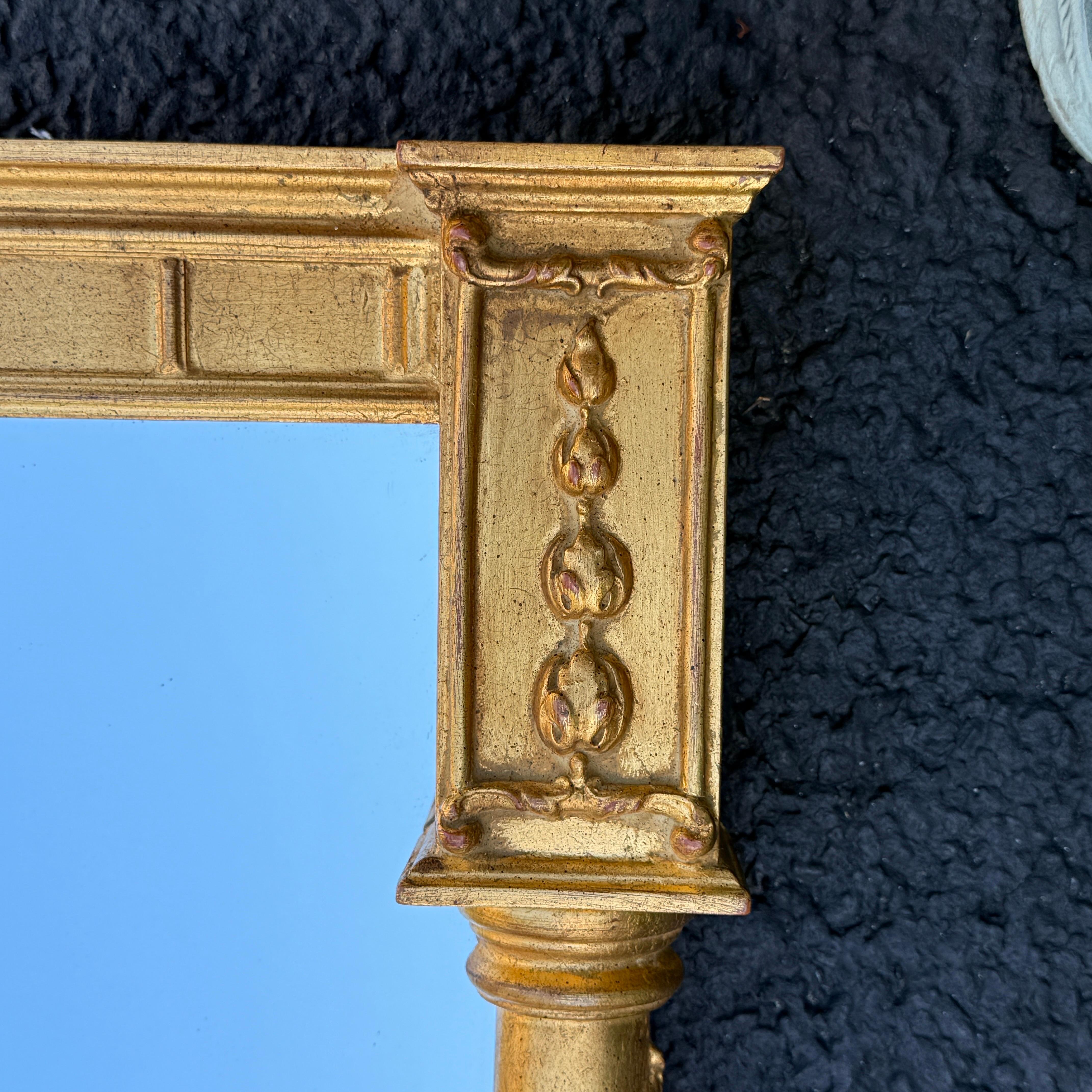 Bois Carver's Guild Miroir mural en bois doré dans une niche de jardin en vente