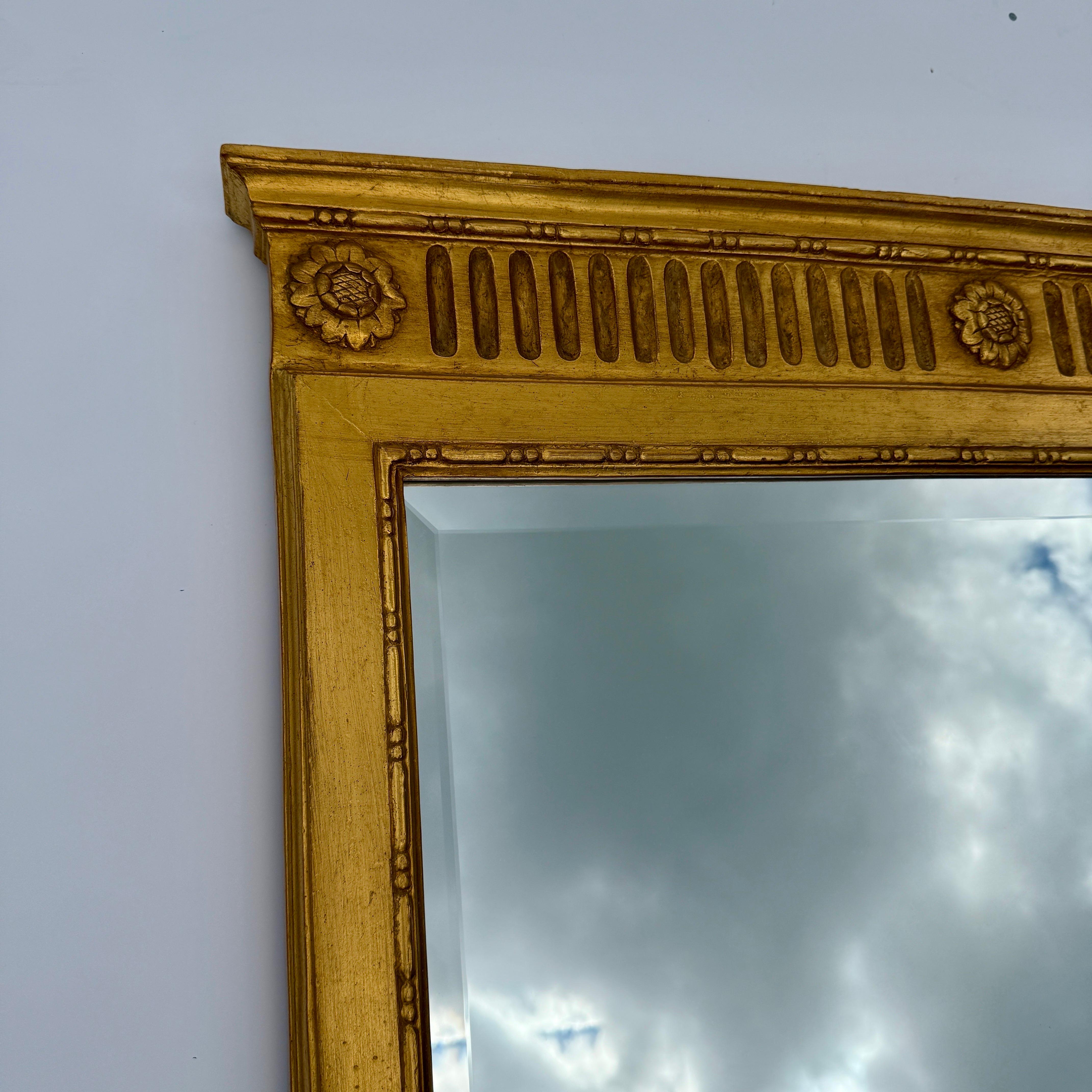 Ein elegantes neoklassizistisches Design aus dem späten 18. Dieser Spiegel zeichnet sich durch einen kannelierten Architrav aus, der durch Rosetten abgesetzt ist. Der Rahmen ist mit antikem Blattgold veredelt und wird durch eine schlichte Einfassung